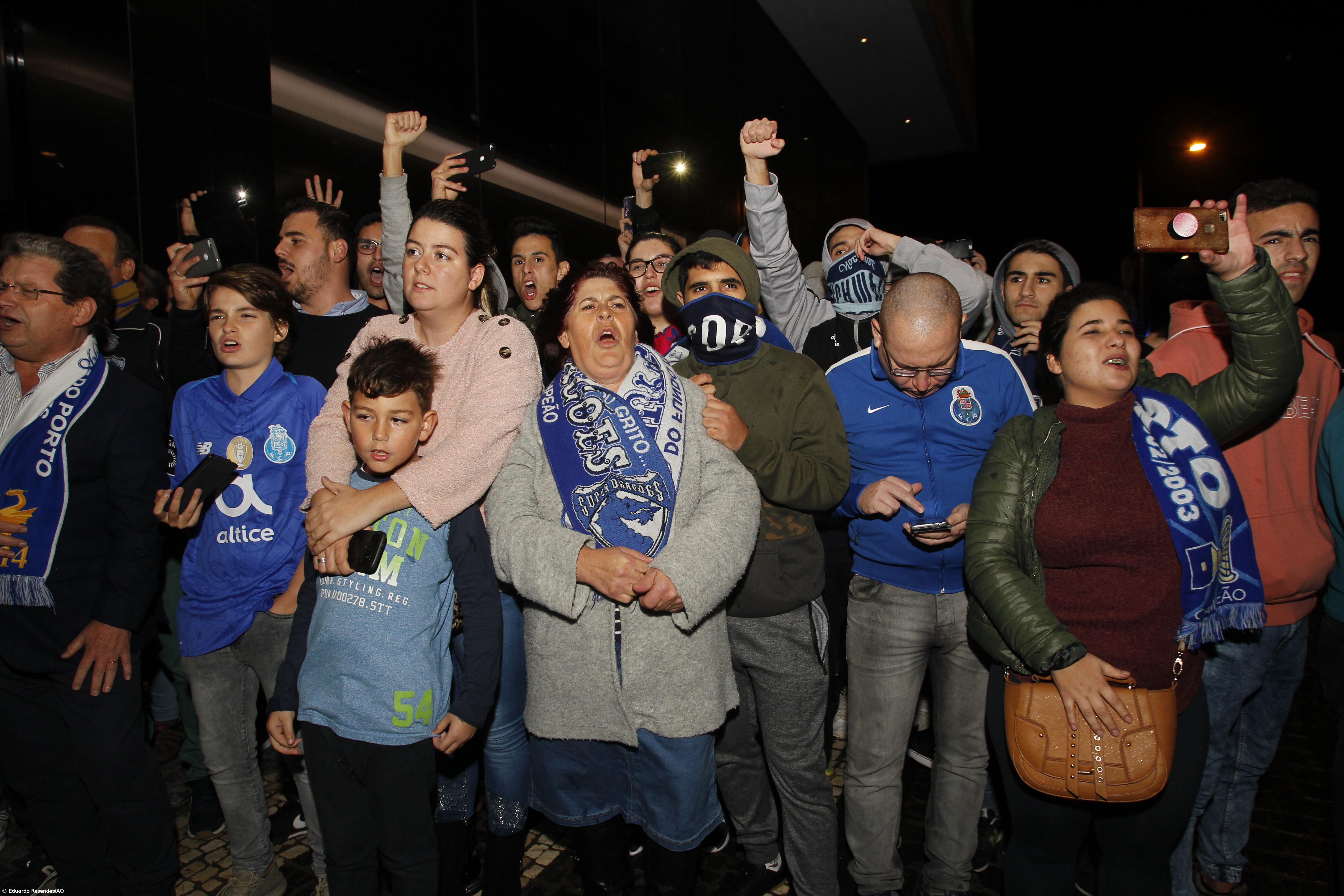 Dezenas de adeptos na chegada do FC Porto a São Miguel [fotogaleria] – Imagem 6