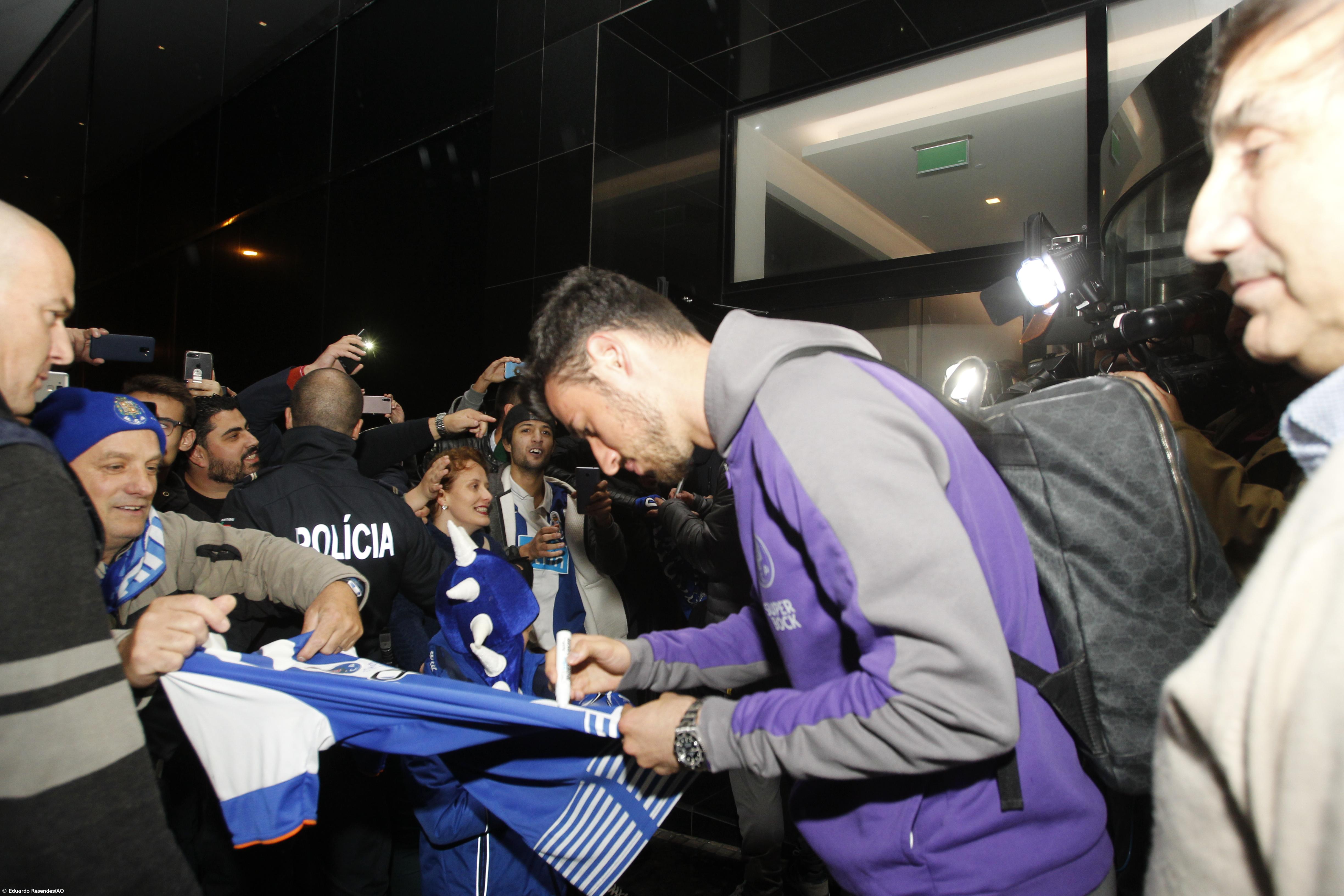 Dezenas de adeptos na chegada do FC Porto a São Miguel [fotogaleria] – Imagem 7