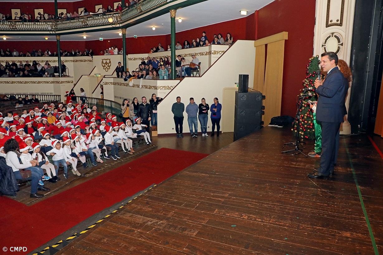 Cerca de mil crianças da rede municipal de ATL encheram hoje o Coliseu Micaelense – Imagem 1