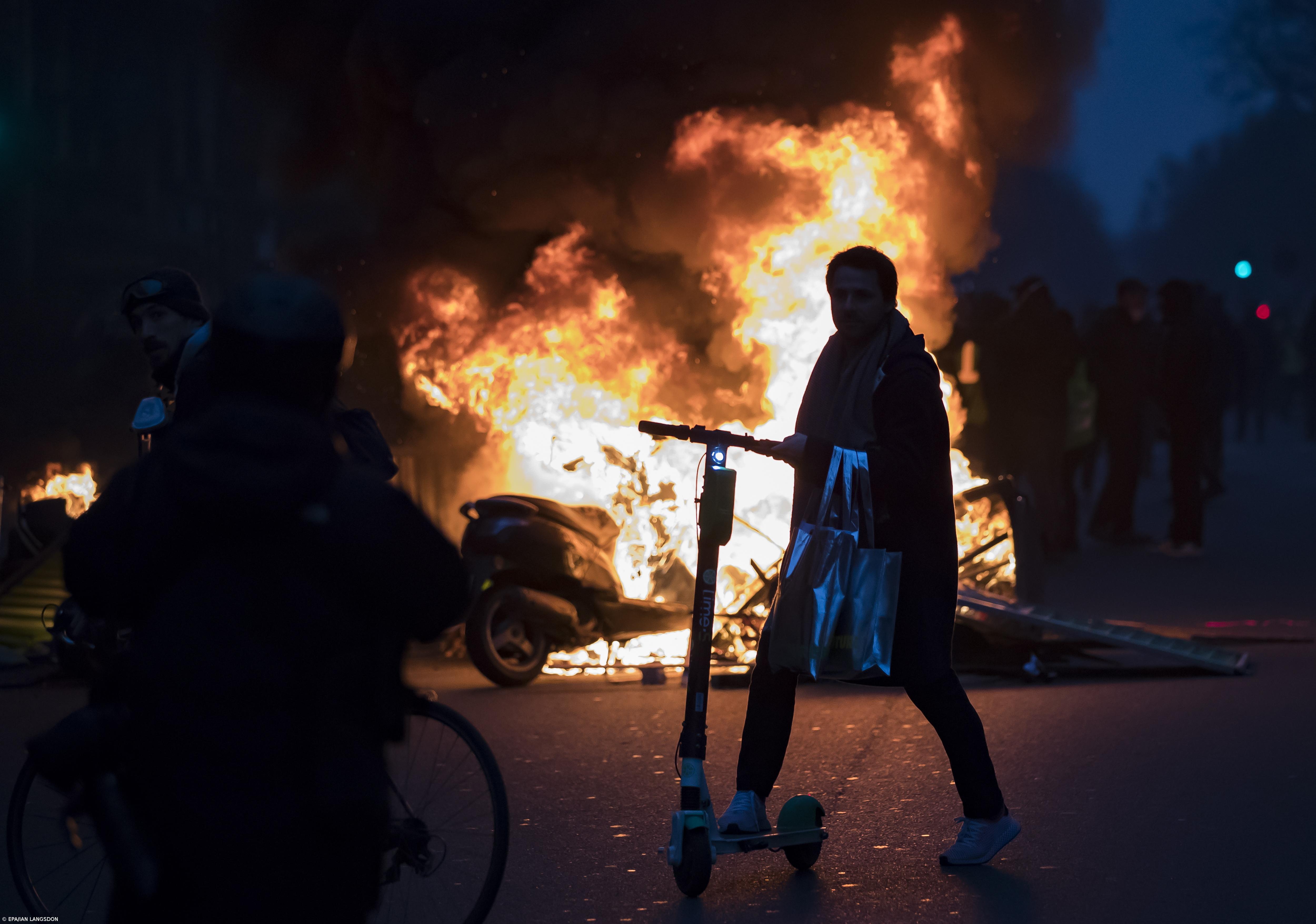 Luso-descendente ferido com gravidade em protesto dos 'coletes amarelos' em Paris – Imagem 1