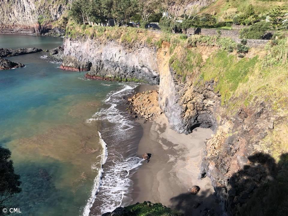 Derrocada no talude da praia pequena da Baixa d’Areia, na Lagoa – Imagem 1