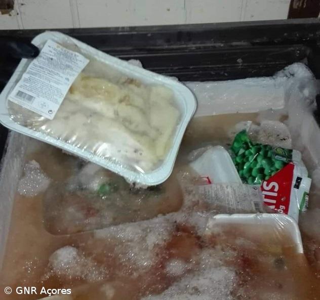 Mulher detida no Corvo por vender bens alimentares fora do prazo – Imagem 1