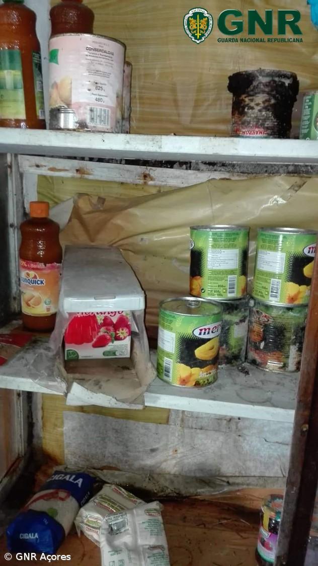 Mulher detida no Corvo por vender bens alimentares fora do prazo – Imagem 3