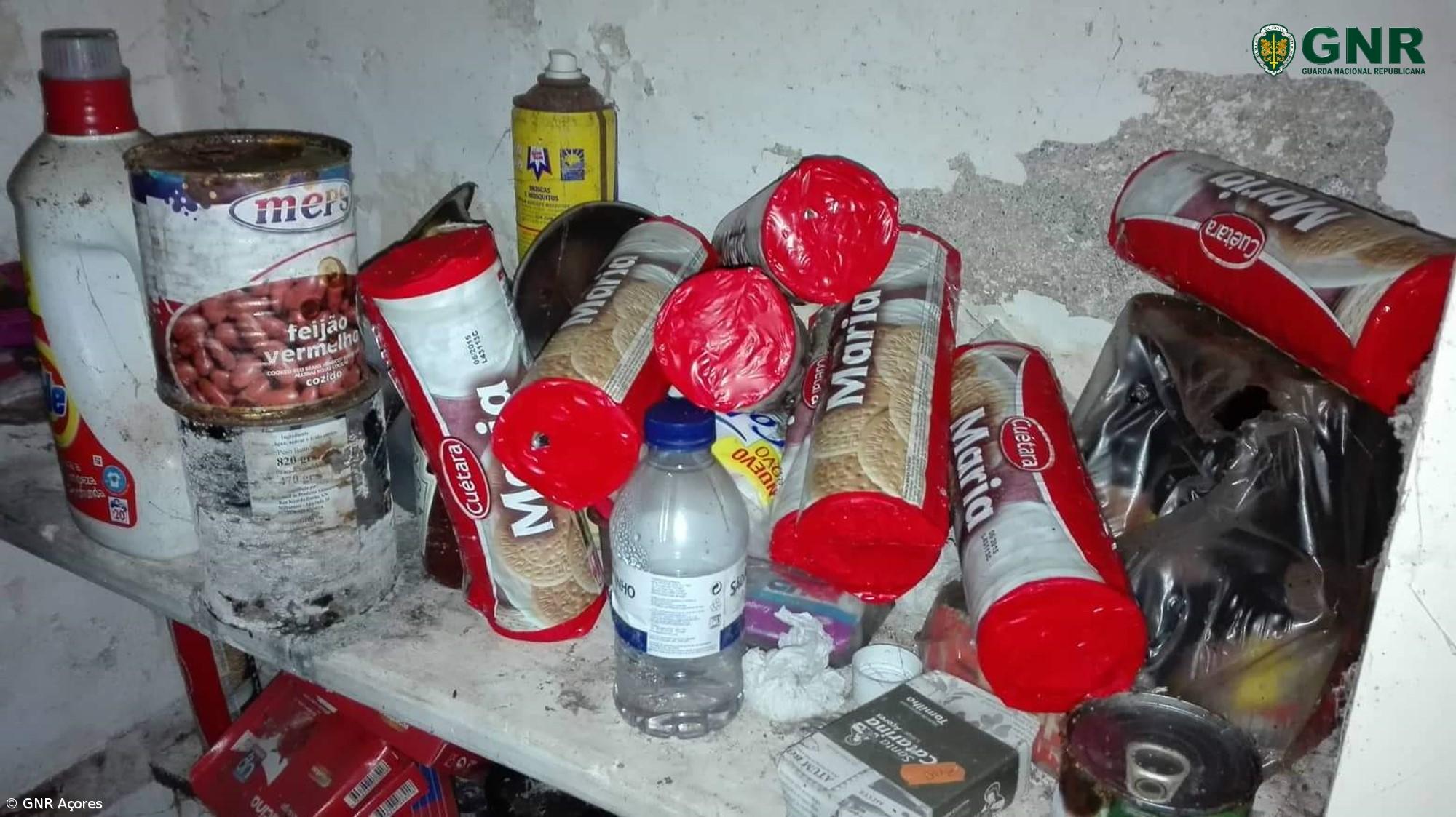 Mulher detida no Corvo por vender bens alimentares fora do prazo – Imagem 2