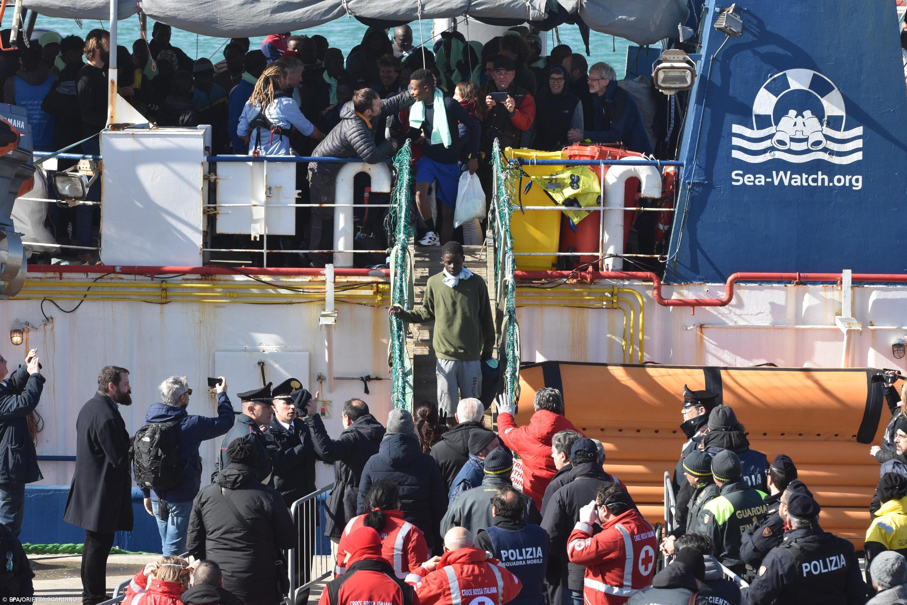 Primeiro navio italiano com migrantes intercetados chega à Albânia – Imagem 1