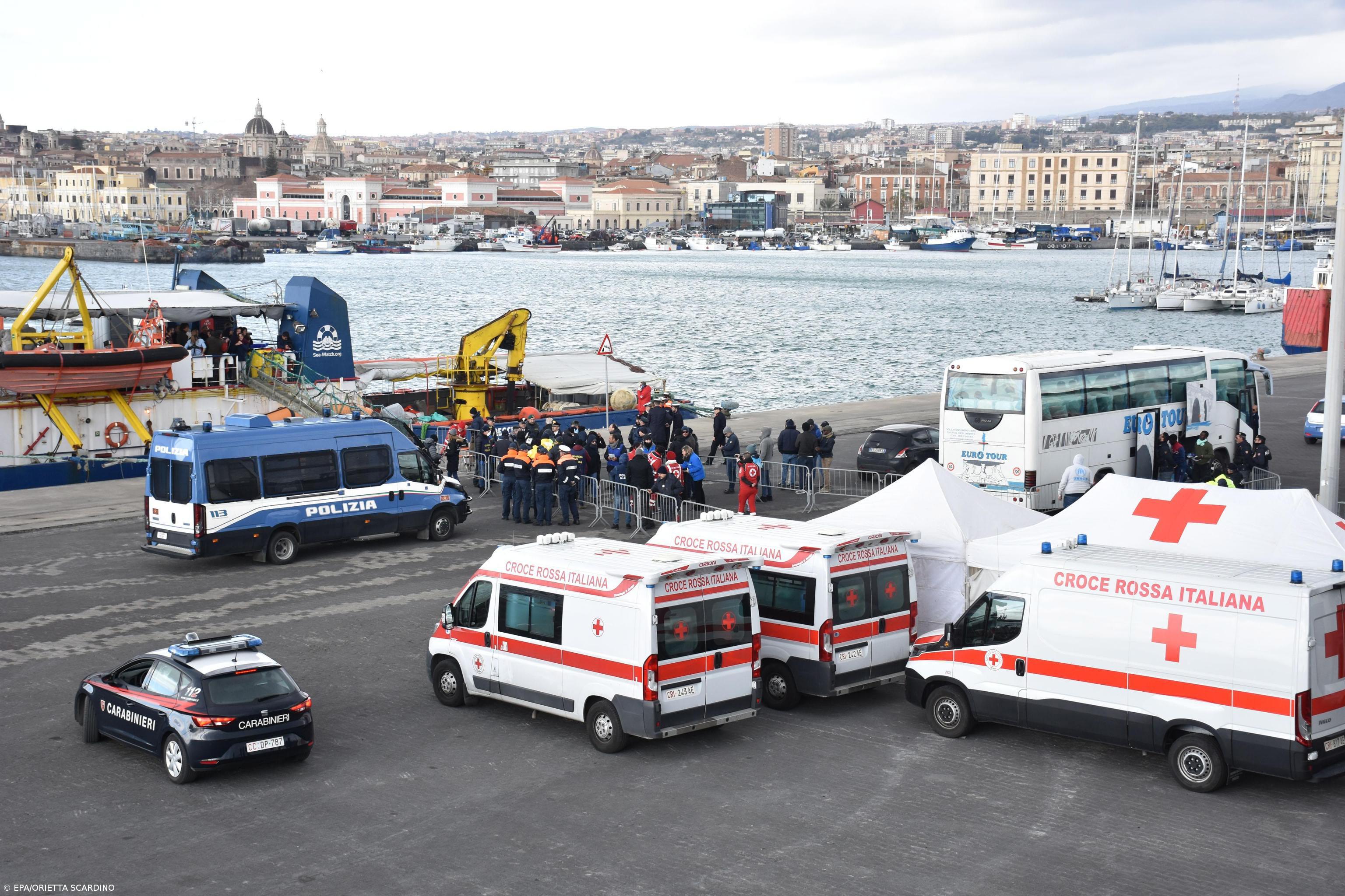 Migrantes que estavam no barco Sea Watch 3 desembarcam na Catânia – Imagem 1