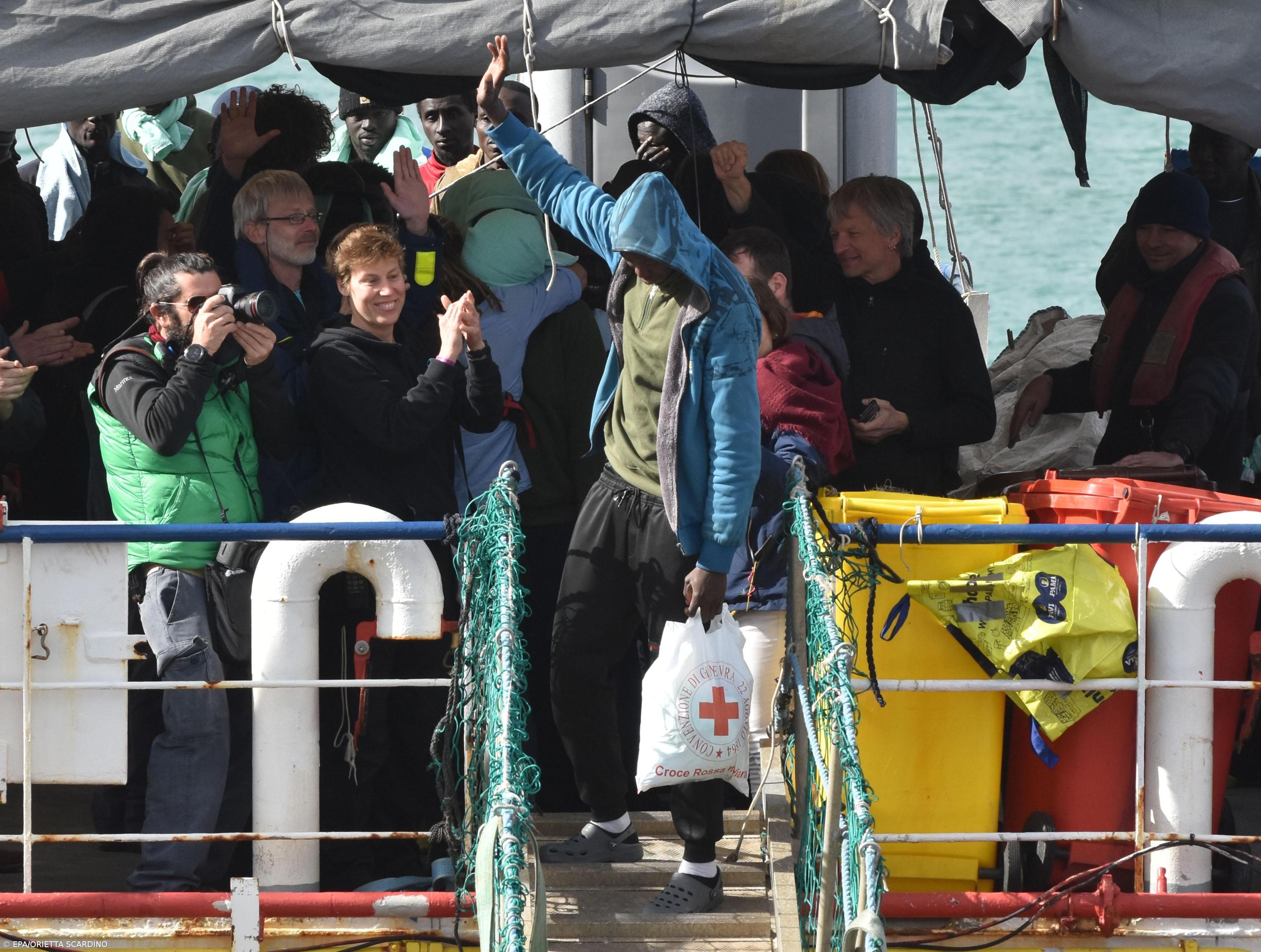 Oito pessoas morrem em naufrágio ao largo da ilha grega de Samos – Imagem 1