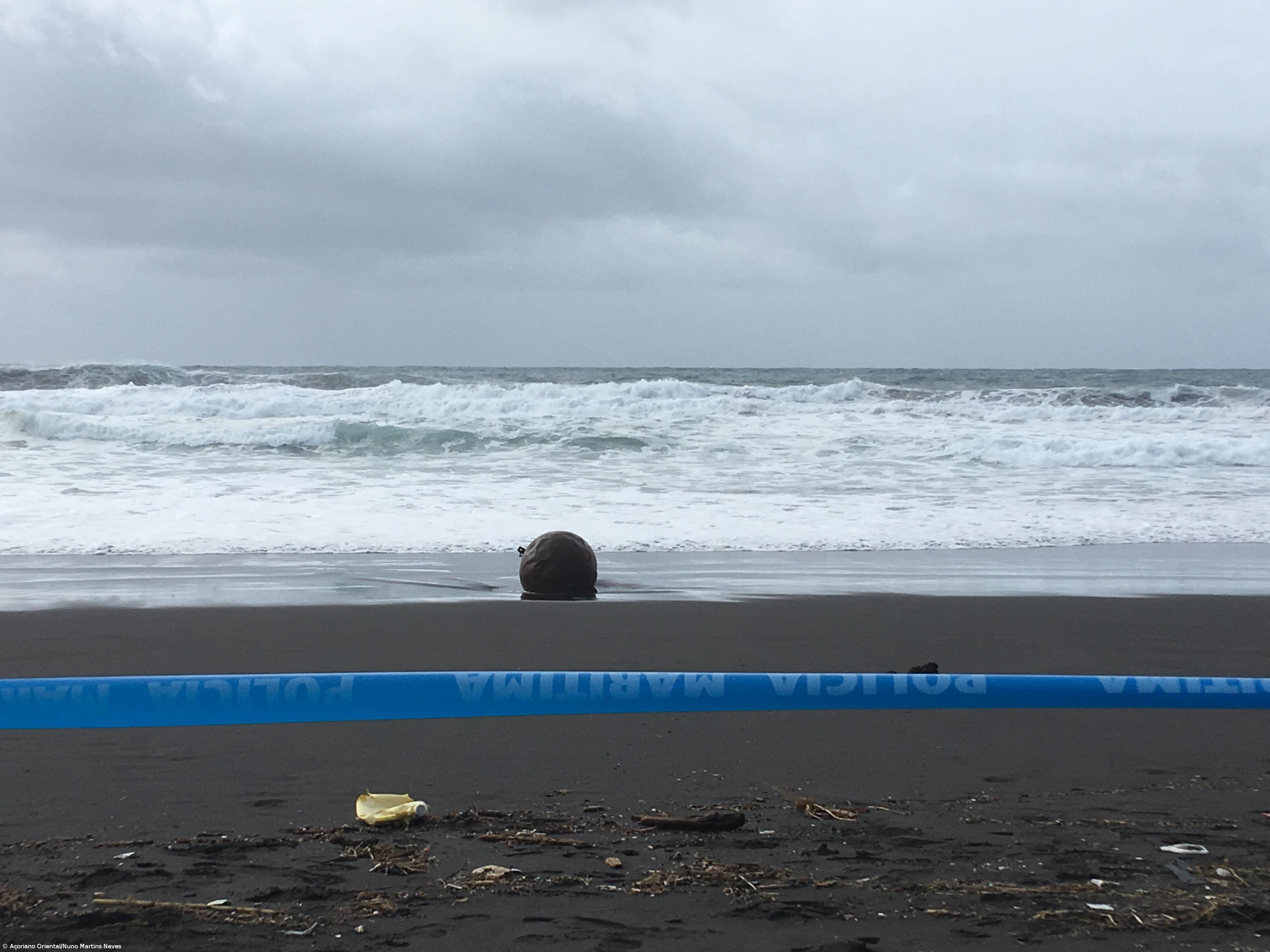Praia em Ponta Delgada mantém-se interditada depois de mina ter dado à costa – Imagem 1