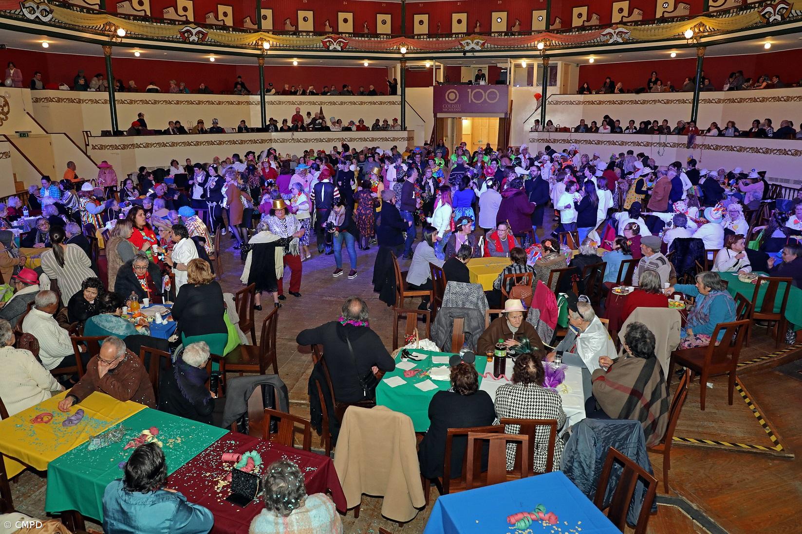 Mais de 600 idosos passam uma tarde diferente no Baile de Carnaval no Coliseu Micaelense – Imagem 1