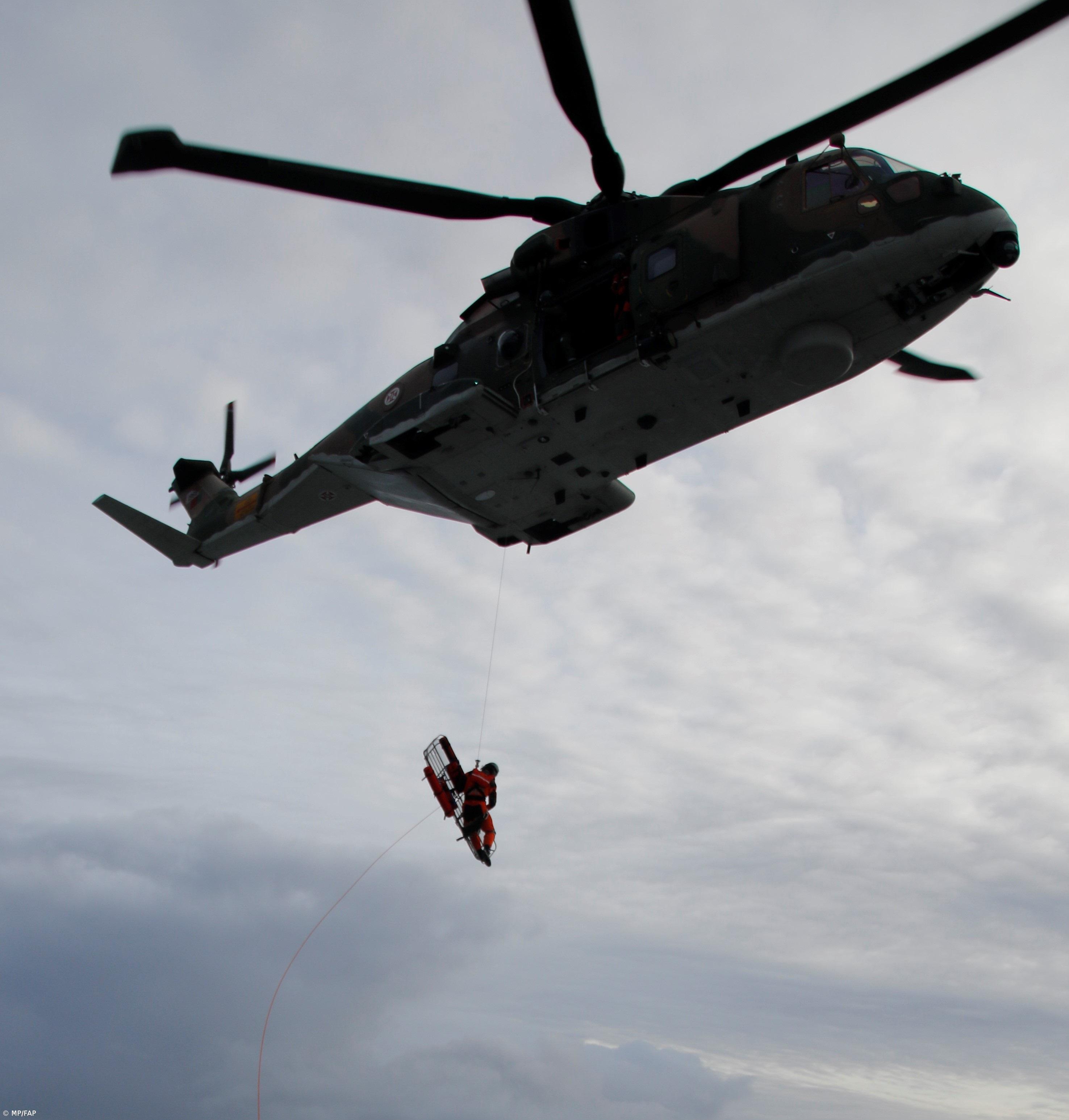 Marinha e Força Aérea resgatam indonésio nos Açores  – Imagem 1