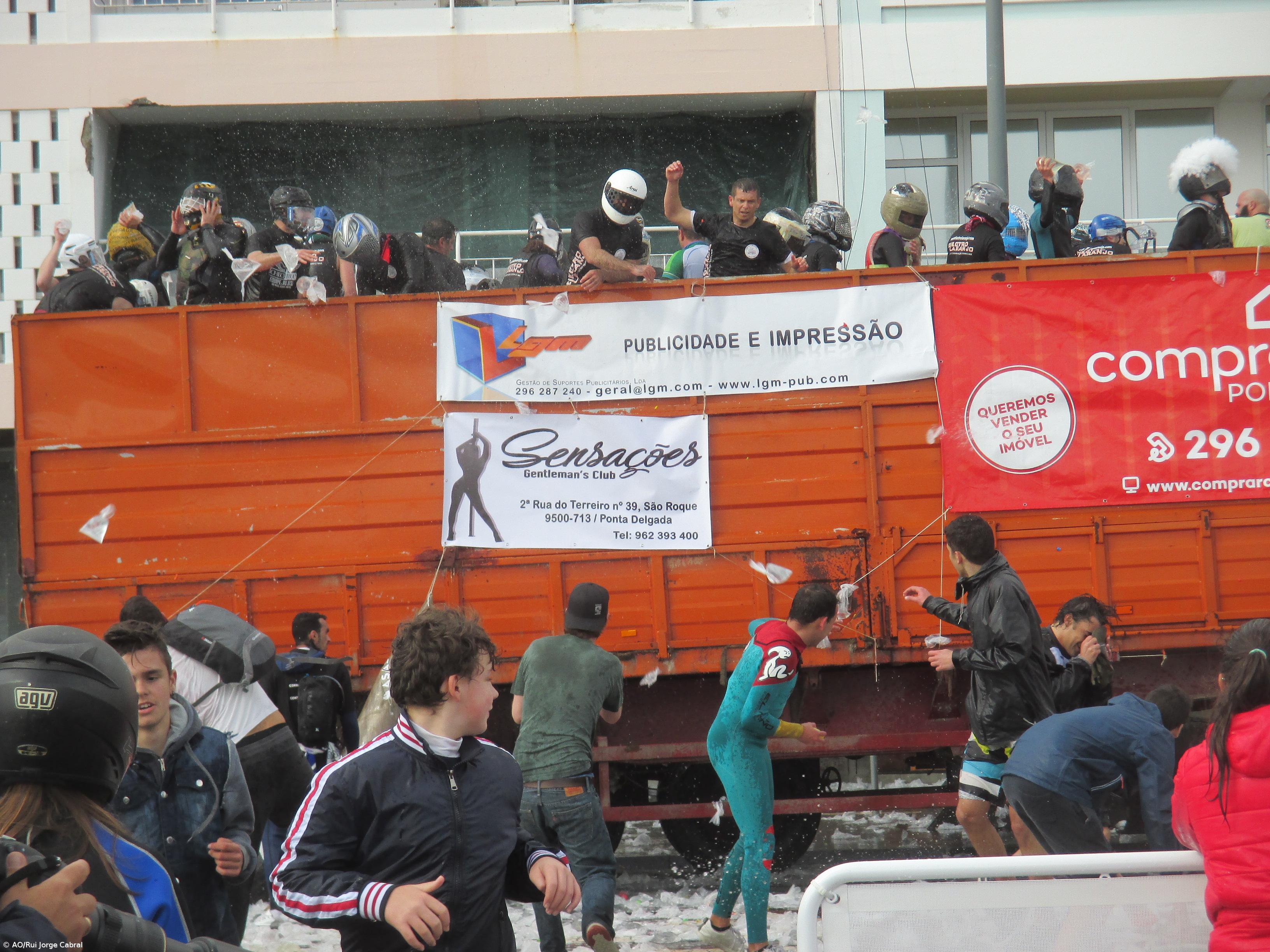 Avenida foi campo de batalha para os guerreiros da água – Imagem 1