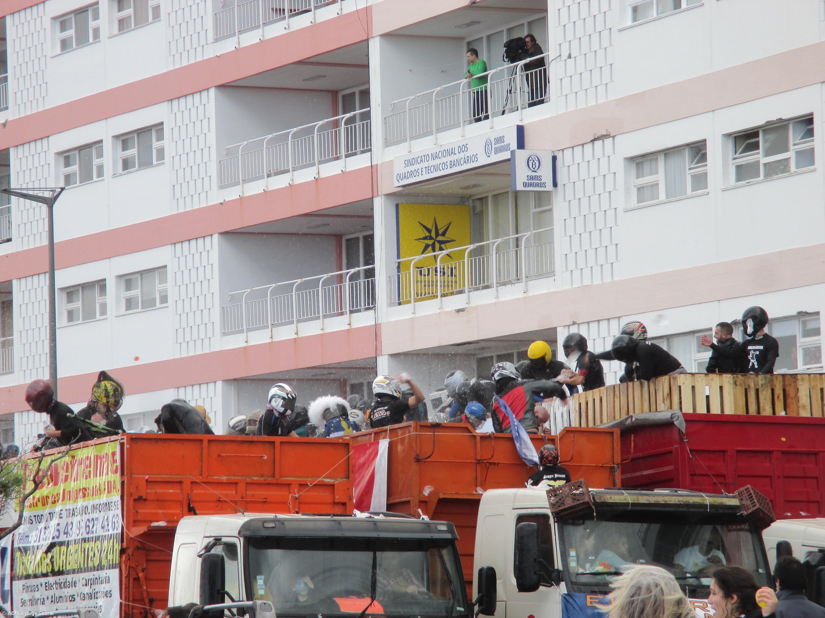 Avenida foi campo de batalha para os guerreiros da água – Imagem 3