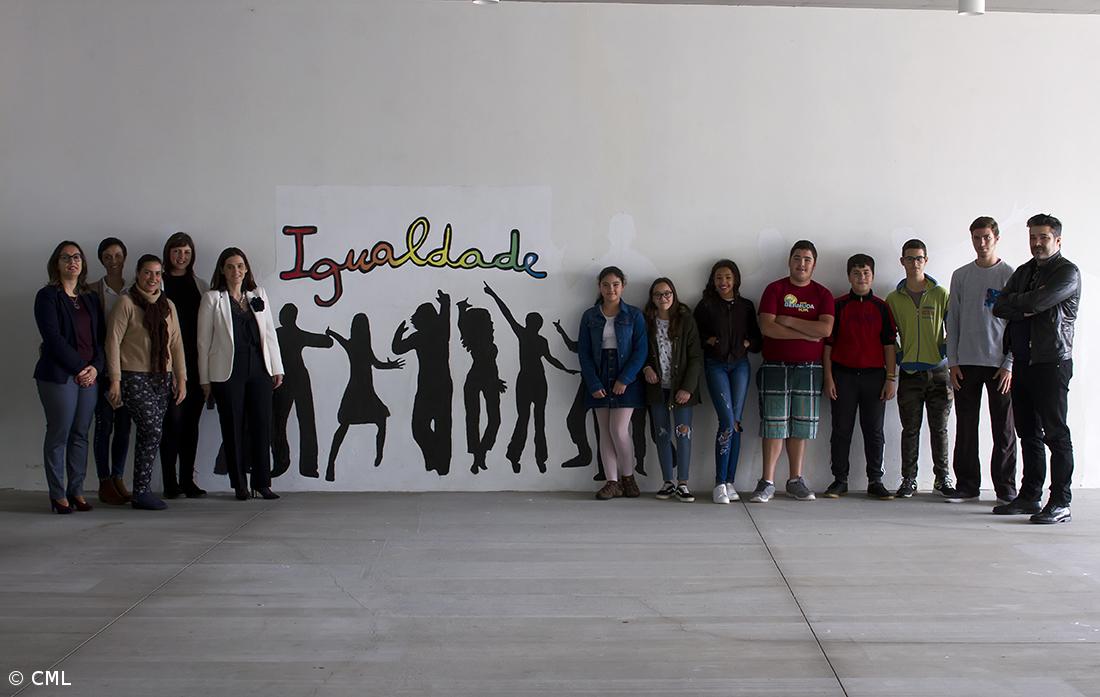 Mural na Escola de Água de Pau assinala Igualdade de Género e Cidadania – Imagem 1