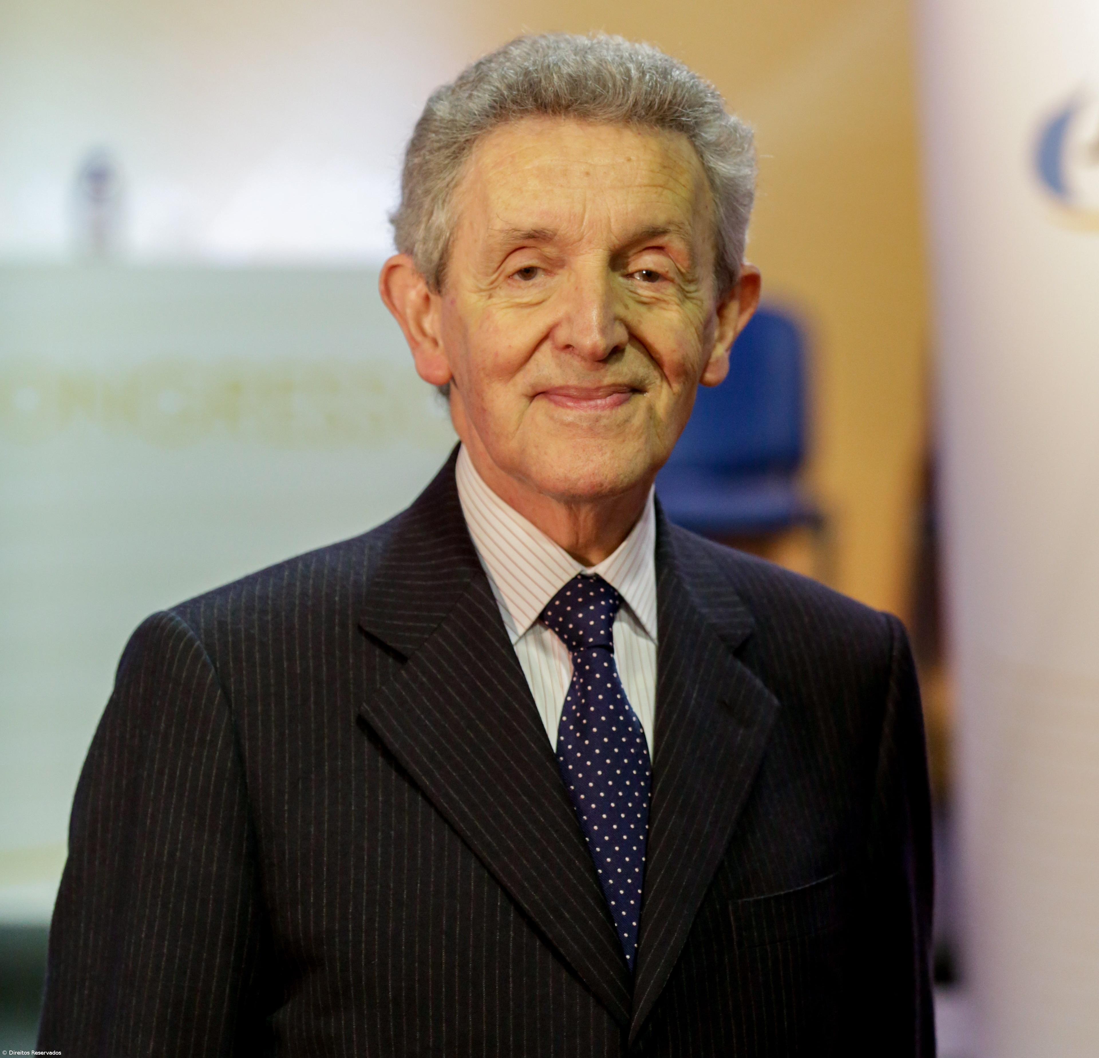  Mota Amaral diz que líder nacional do PSD pôs-se “em bicos de pés” – Imagem 1