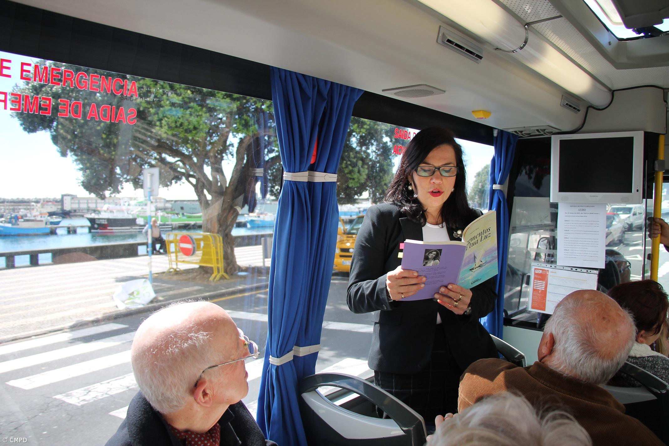 Dia Mundial da Poesia leva “Rimas em viagem” aos utentes do mini-bus – Imagem 1