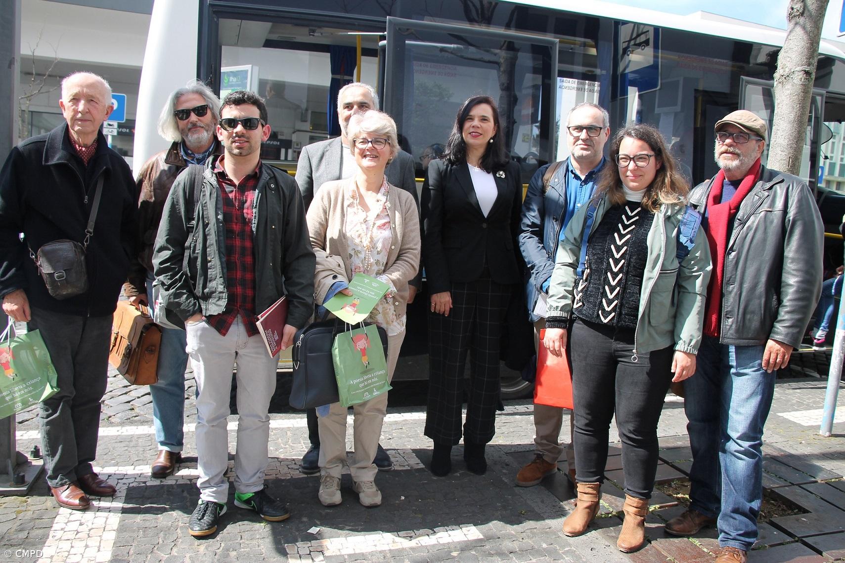 Dia Mundial da Poesia leva “Rimas em viagem” aos utentes do mini-bus – Imagem 2