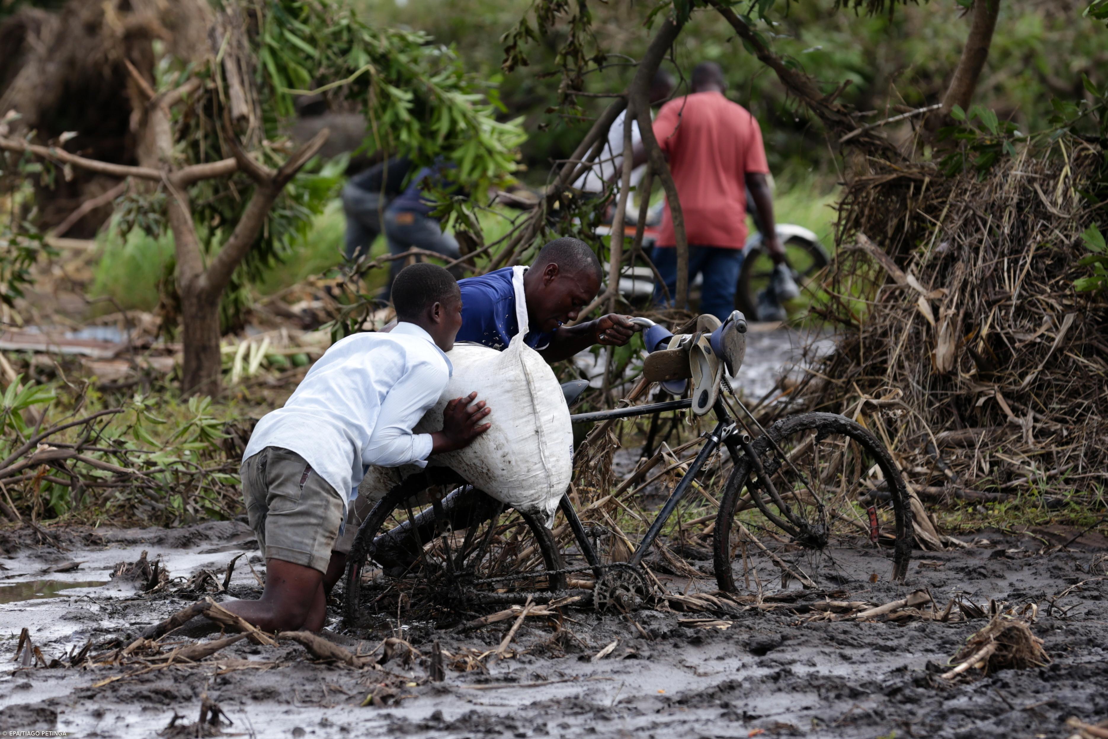 Trabalhadores dos CTT vão doar cerca de 1,6 toneladas de roupa a Moçambique – Imagem 3
