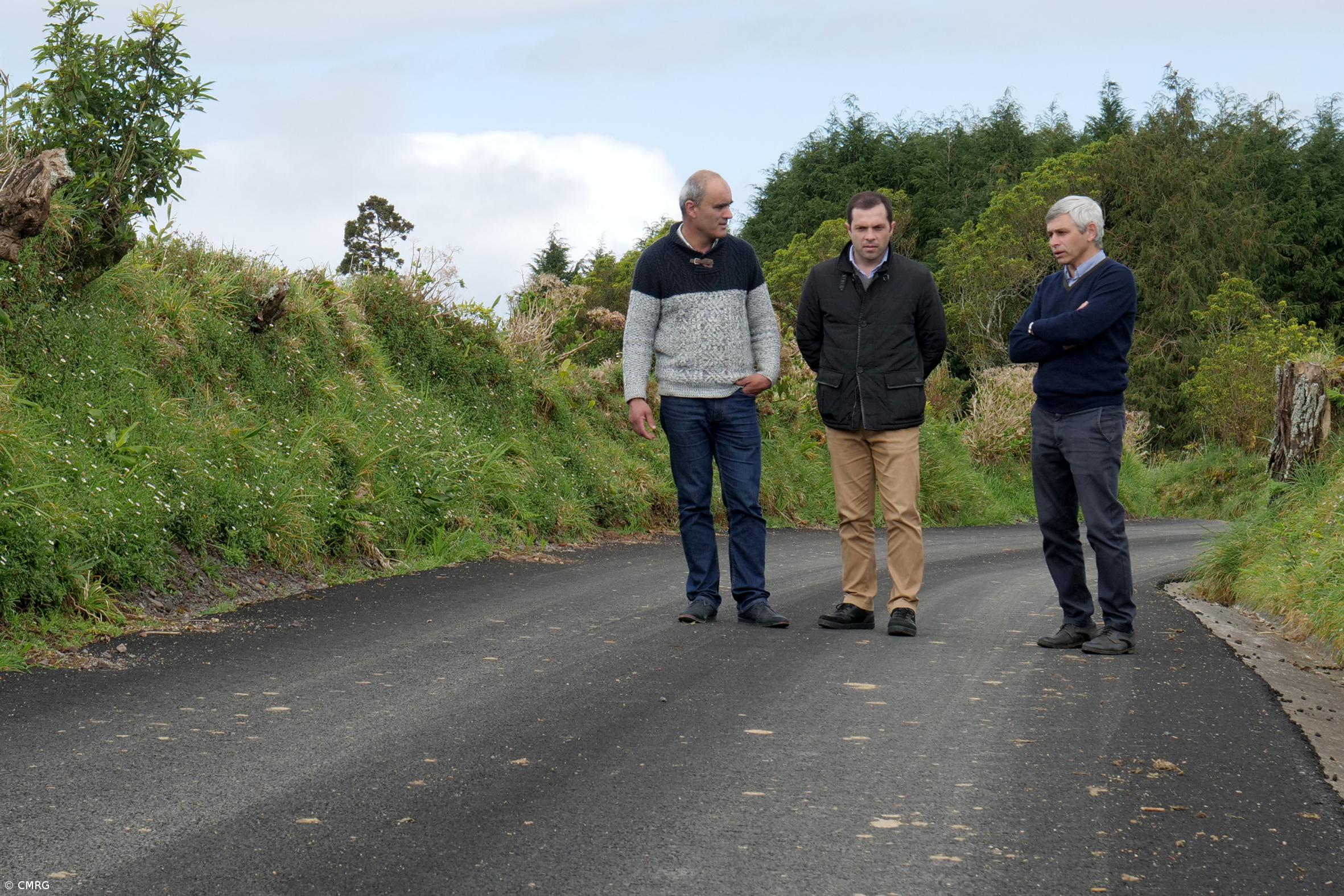 Câmara da Ribeira Grande intervém na melhoria do piso do caminho do Estaleiro – Imagem 1