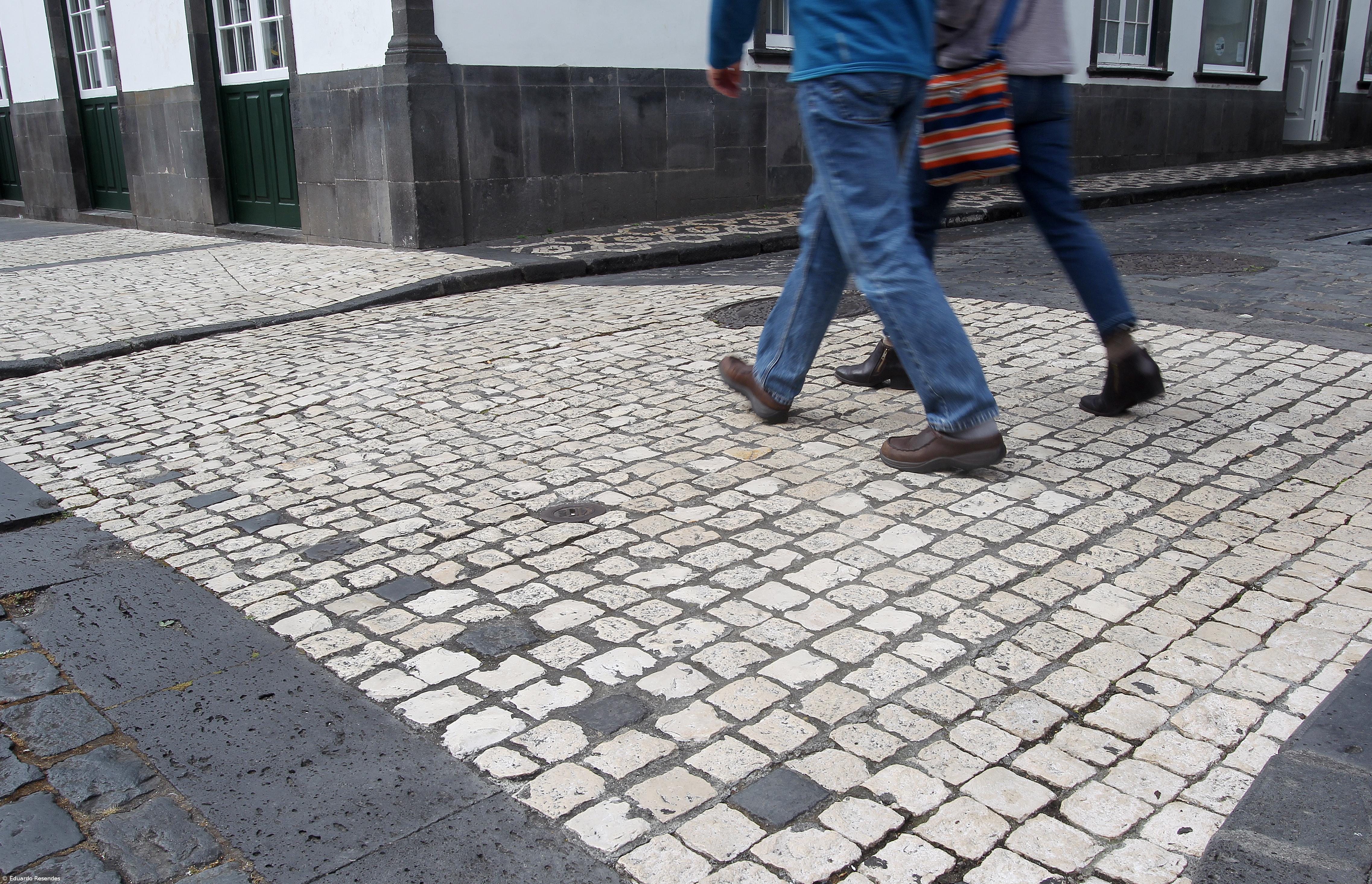 Passadeiras para peões transformam-se em armadilhas em dias de chuva  – Imagem 1