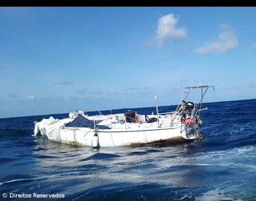 Veleiro abandonado nos EUA dá à costa em São Miguel – Imagem 1