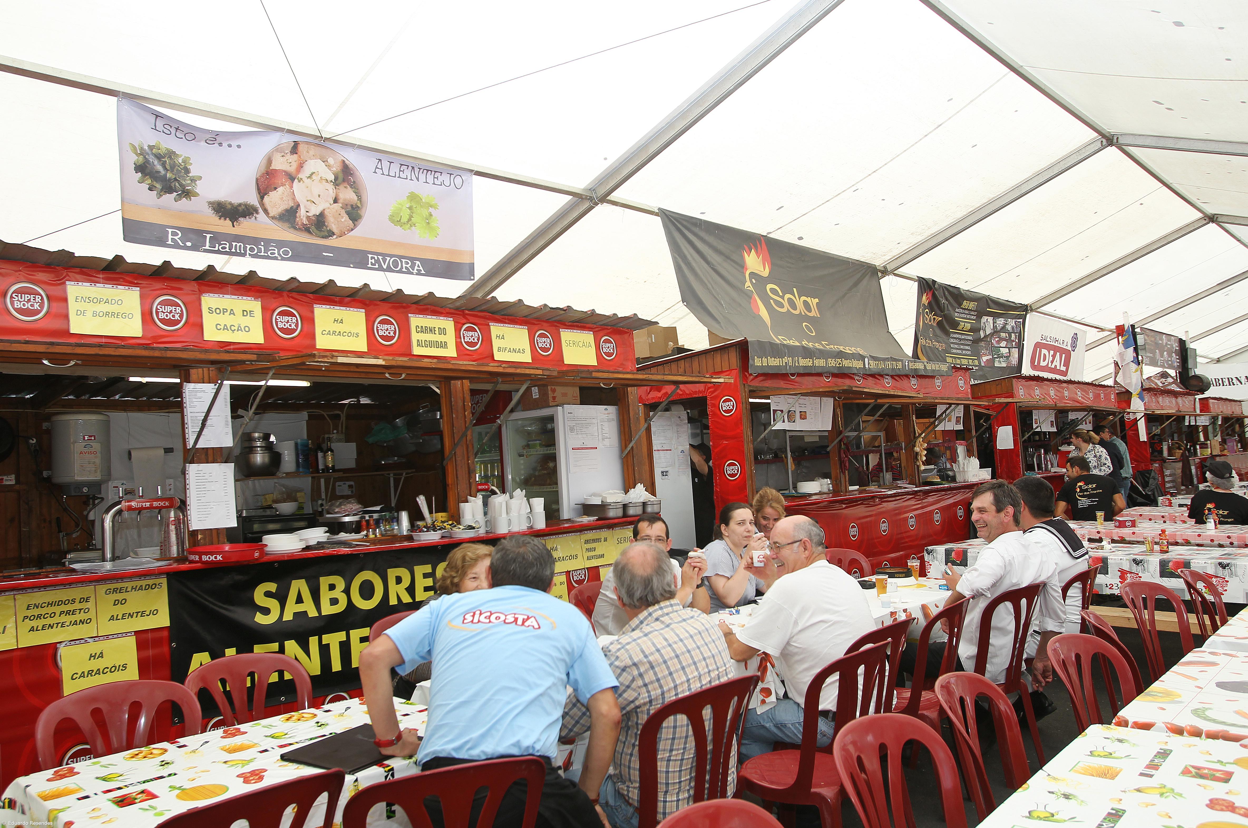 Restauração não teve tempo para abandonar os plásticos nas festas do Santo Cristo  – Imagem 1