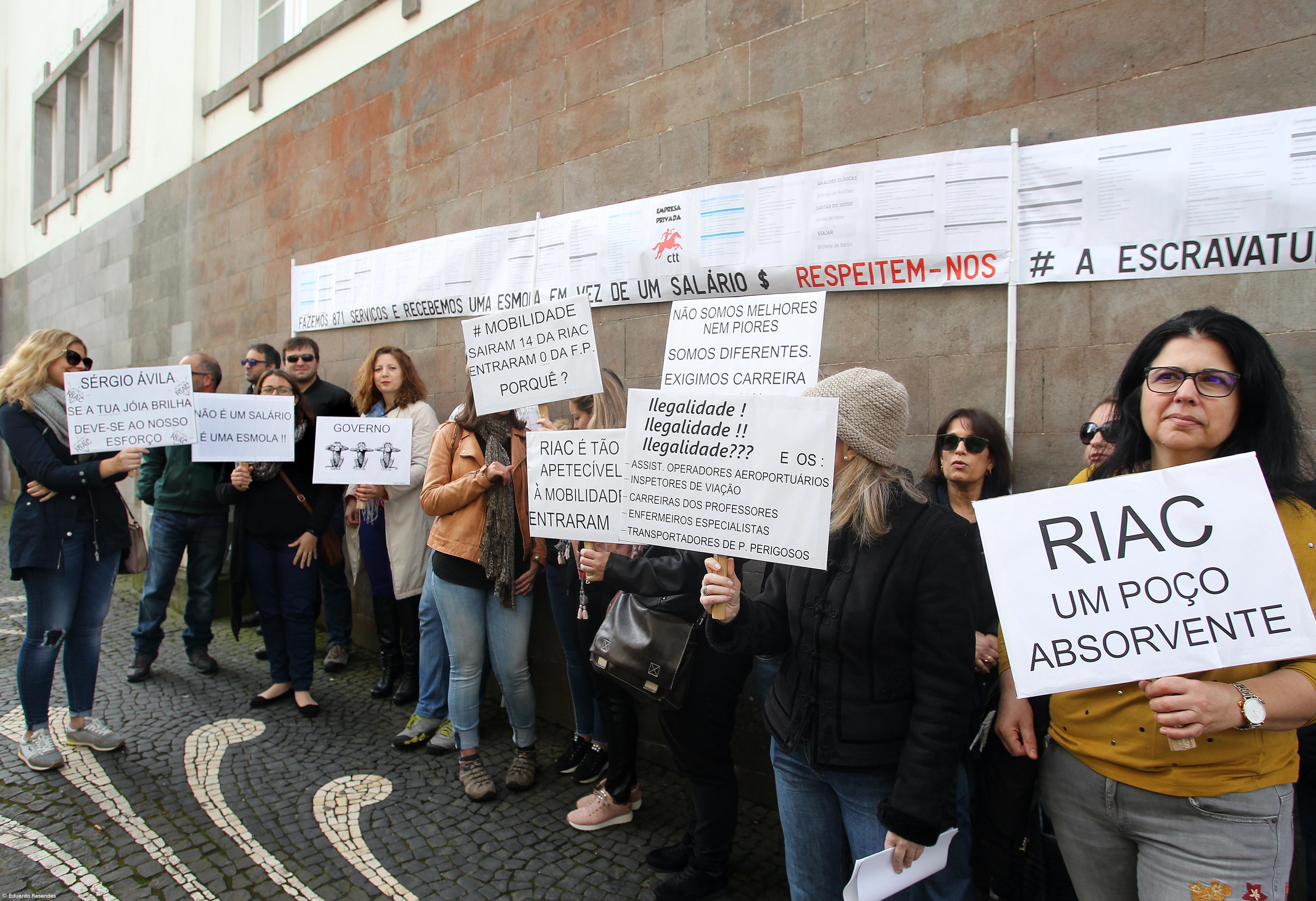 Trabalhadores da Rede Apoio ao Cidadão manifestam-se nos Açores por carreira especial – Imagem 1
