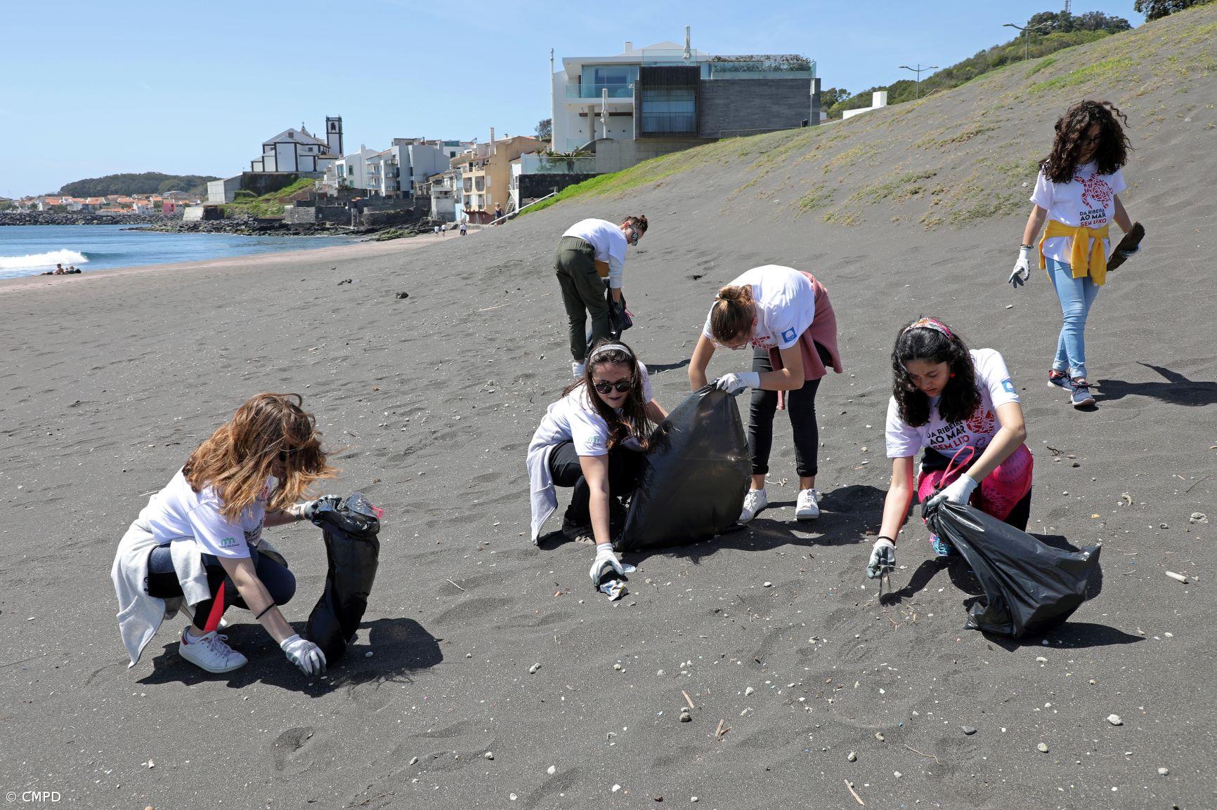“Os Suspeitos do Costume” recolhem 13 quilos de resíduos na Praia das Milícias – Imagem 1