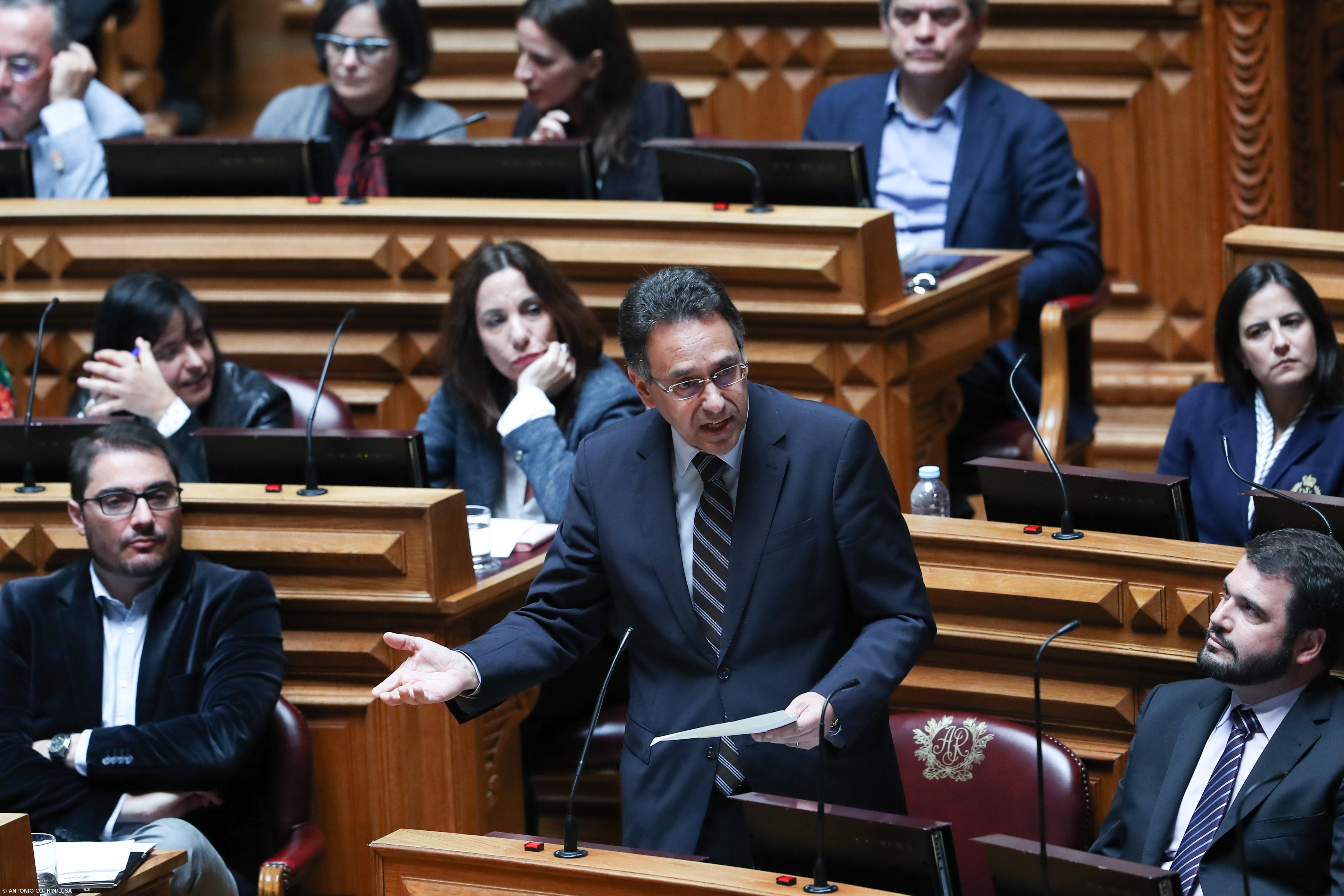 PSD e CDS acusados de “traição” a professores, Negrão responde que “não suporta o PS”  – Imagem 1