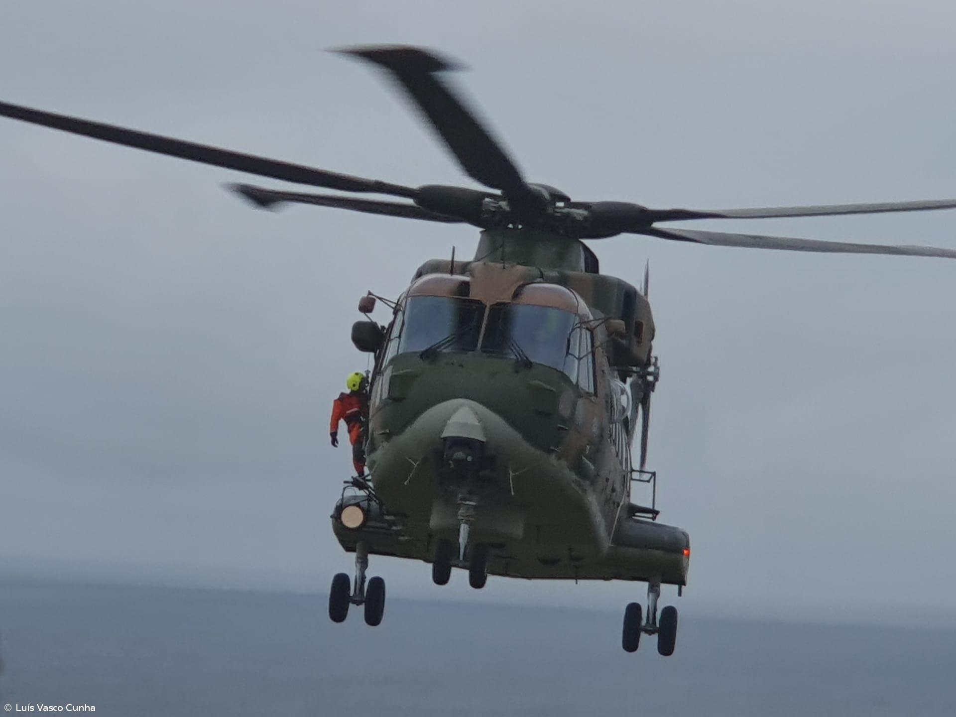 Marinha resgata tripulante de navio mercante nos Açores – Imagem 1