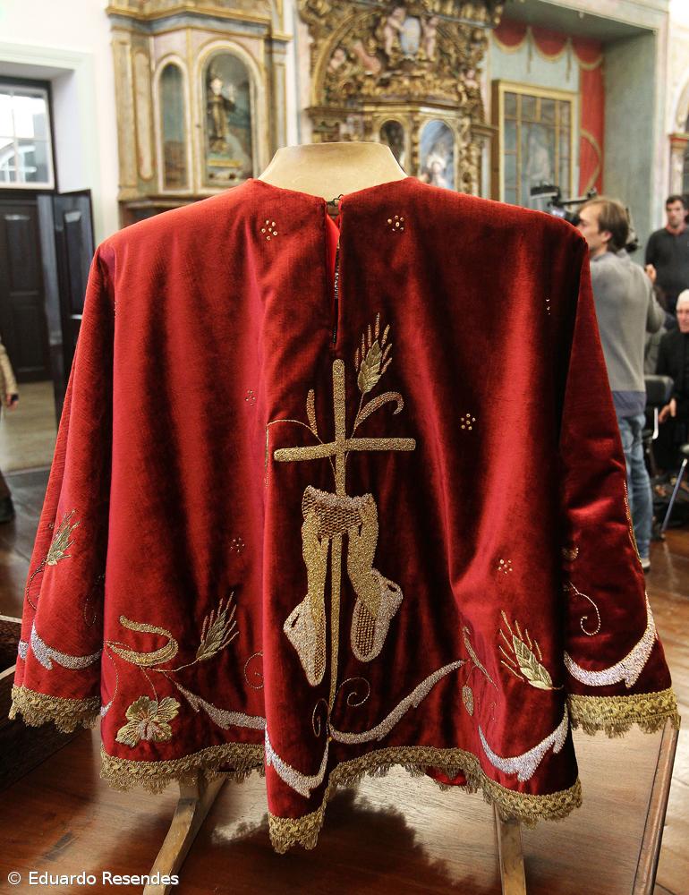 Capa do Senhor Santo Cristo deste ano foi oferecida por uma emigrante – Imagem 1