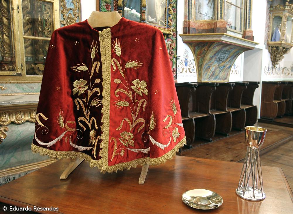 Capa do Senhor Santo Cristo deste ano foi oferecida por uma emigrante – Imagem 2