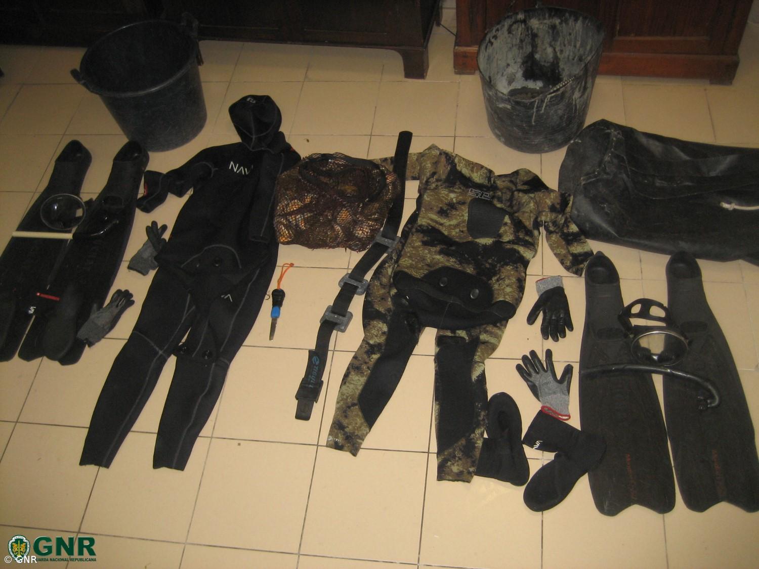 GNR deteve dois homens na apanha ilegal de lapas no Pico – Imagem 1