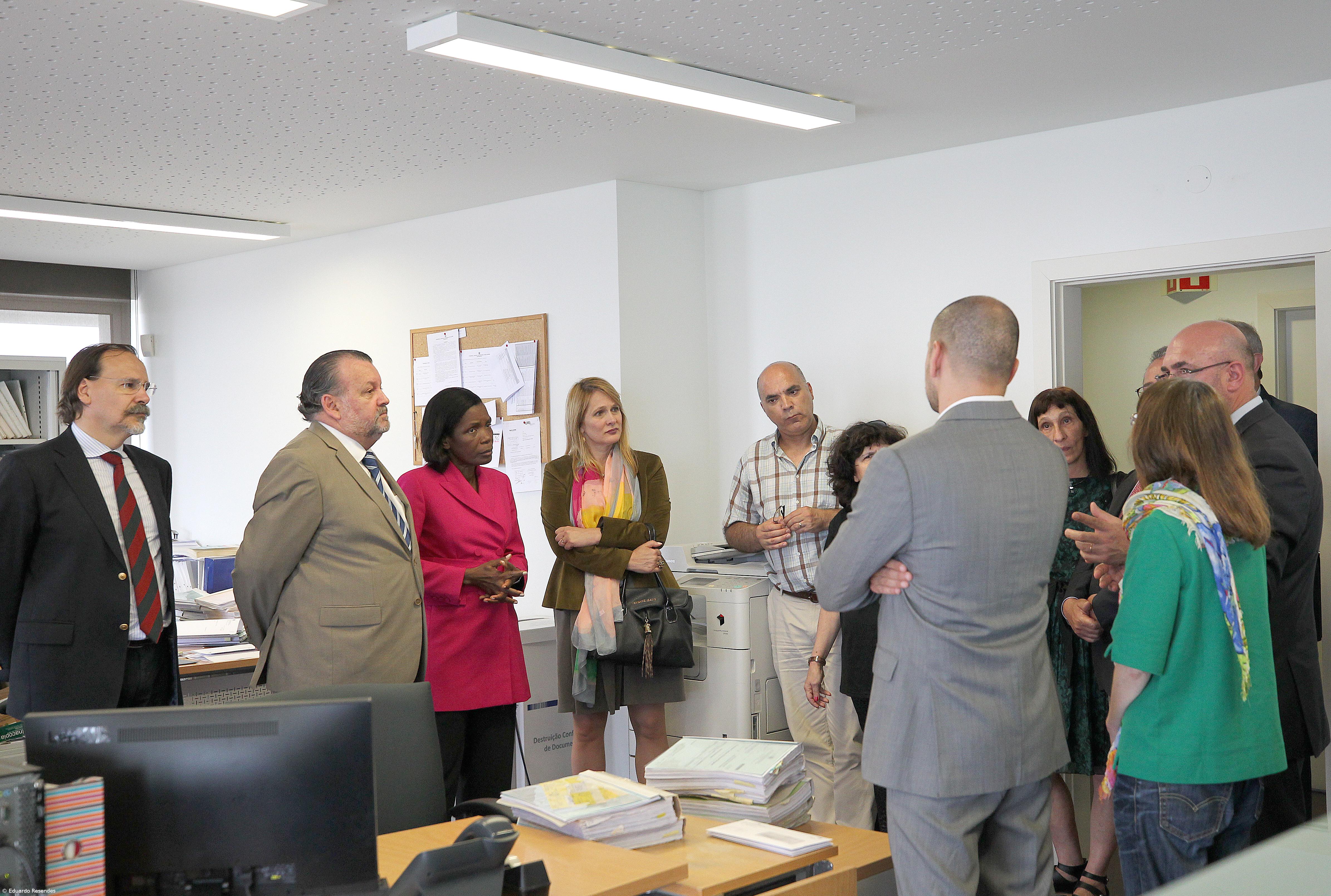 Oficiais de Justiça pedem revisão de estatuto em visita da ministra aos Açores  – Imagem 1