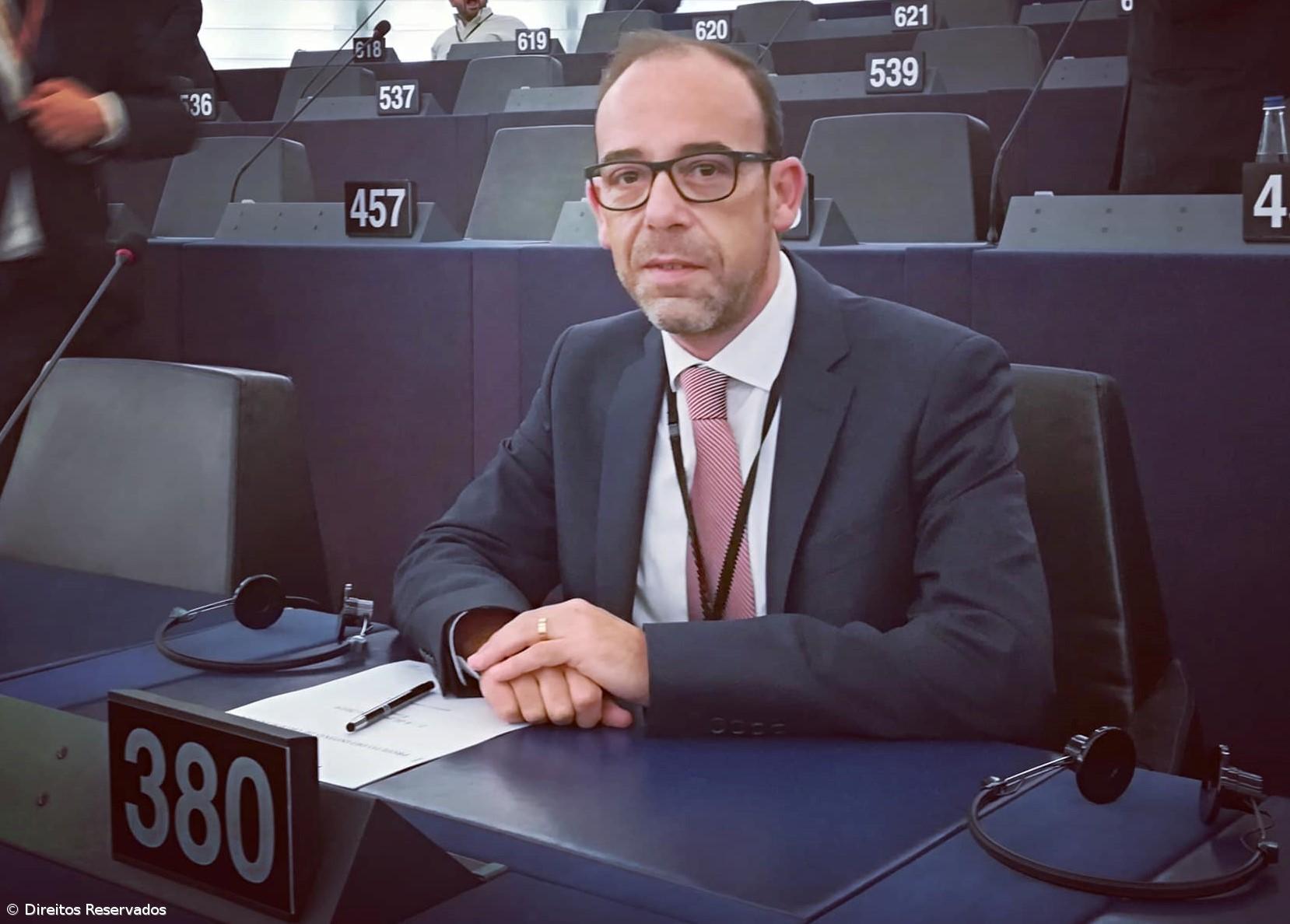 Eurodeputado André Bradford permanece em estado crítico, embora estabilizado – Imagem 1