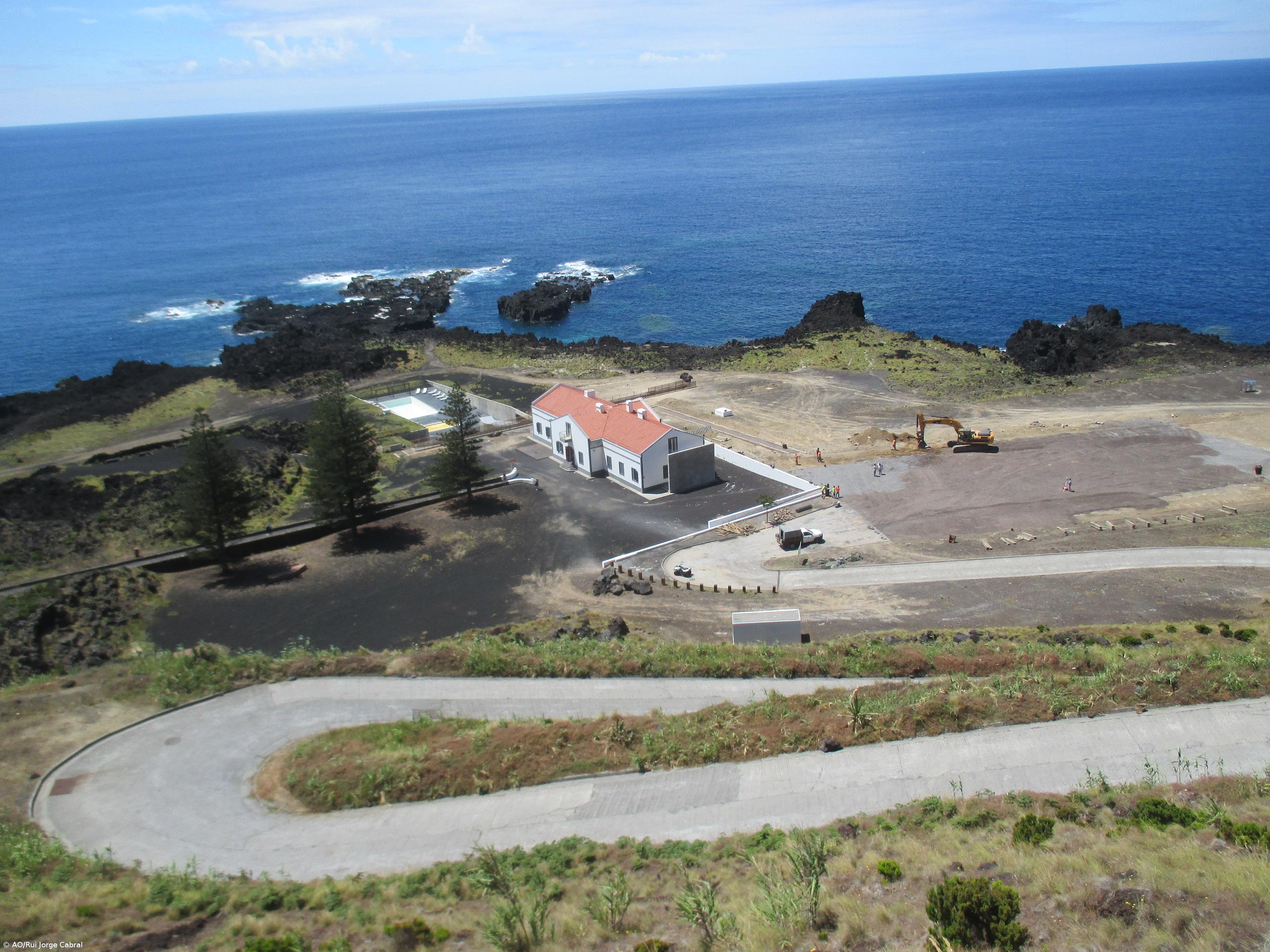 LREC recomenda construção de muro junto à arriba da zona balnear da Ferraria – Imagem 1