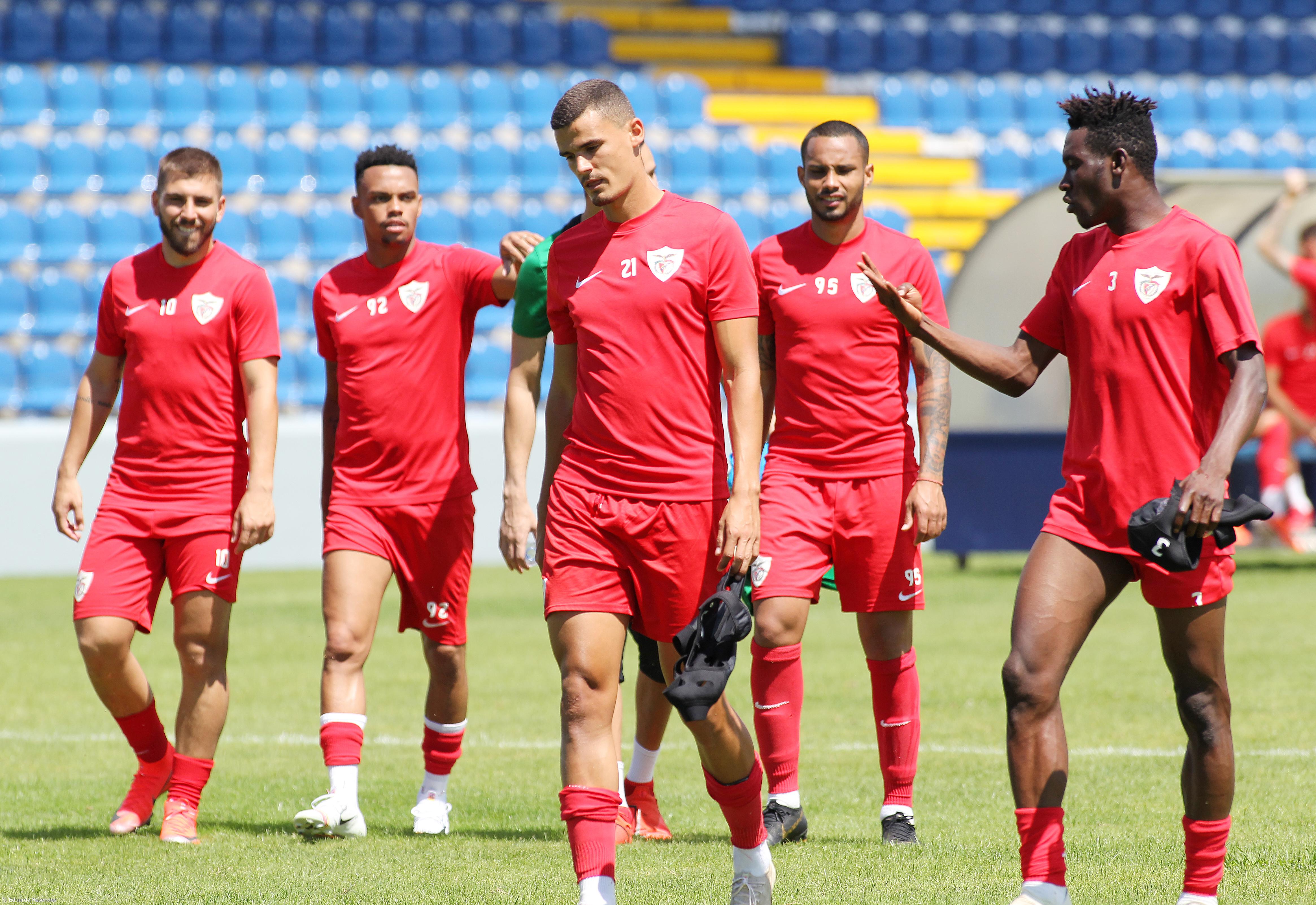 Equipa do Santa Clara retida no Porto devido a cancelamento de voo da SATA – Imagem 1