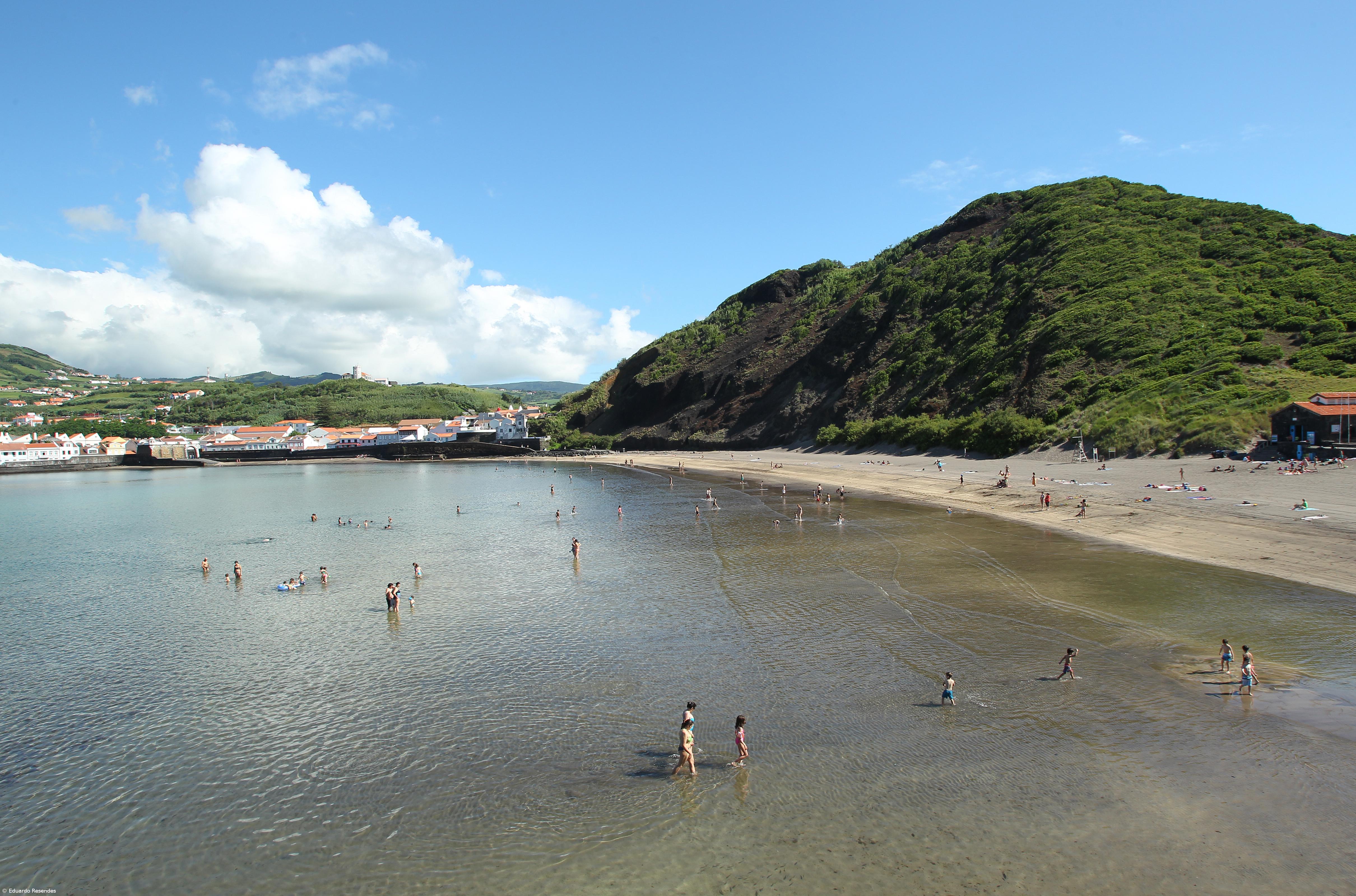 Praia do Porto Pim interdita a banhos devido a contaminação da água – Imagem 1