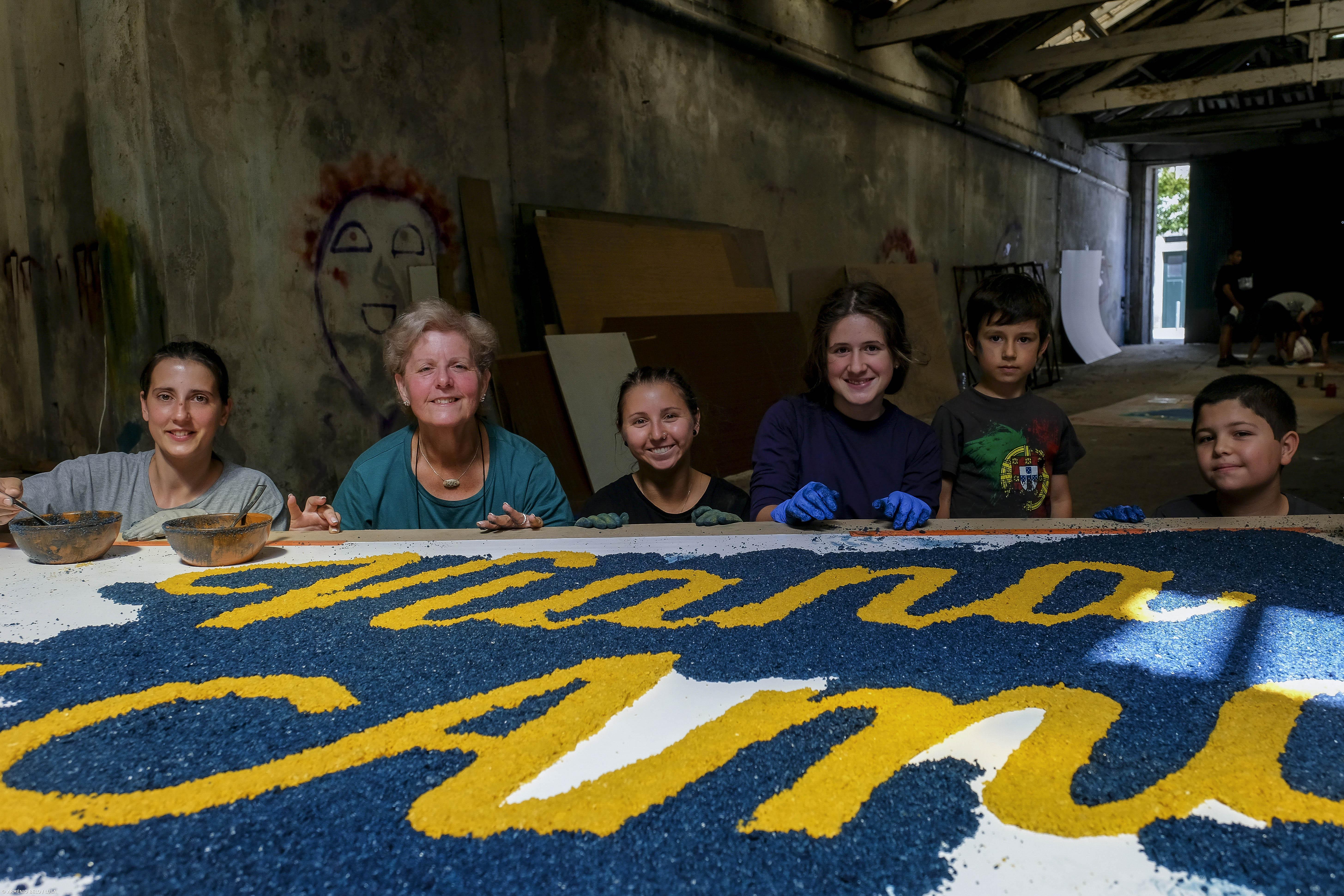 Ouro e poema "Havemos de ir a Viana" inspiram tapete em honra da Senhora da Agonia – Imagem 2