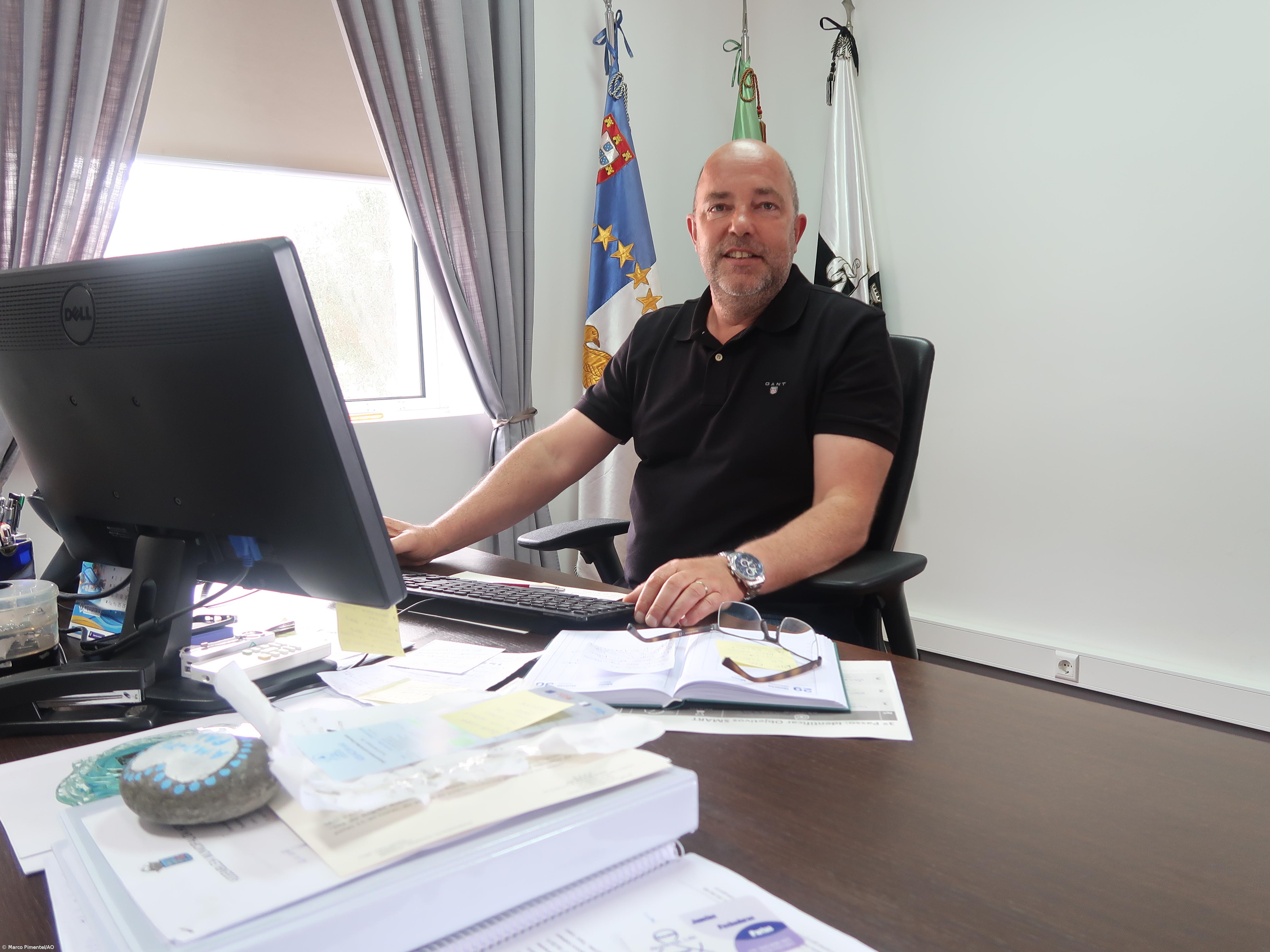 Dia de sol no Corvo com autoridades à espera do "Lorenzo" – Imagem 1