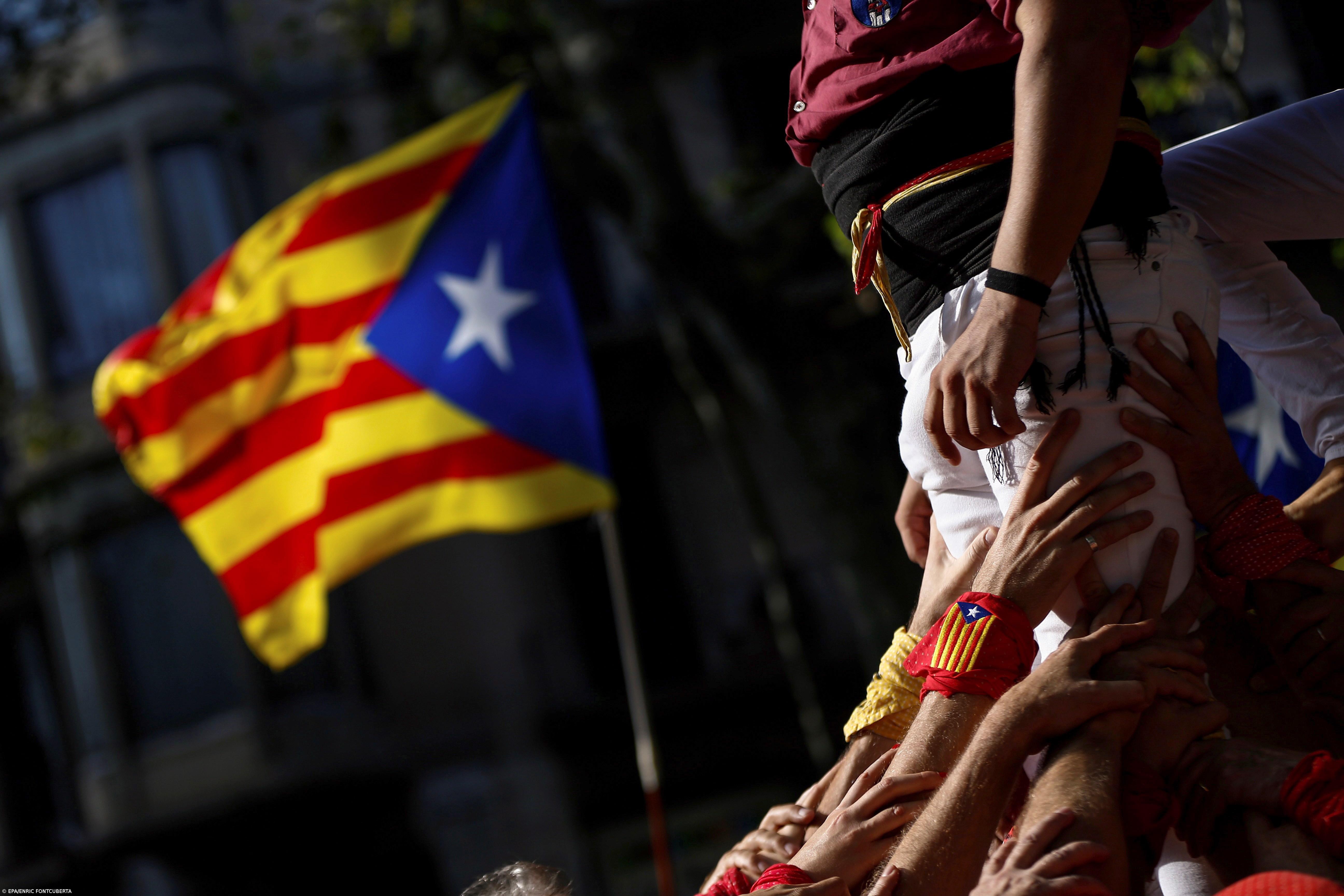 Centenas de milhares saem à rua em Barcelona pela independência da Catalunha – Imagem 1
