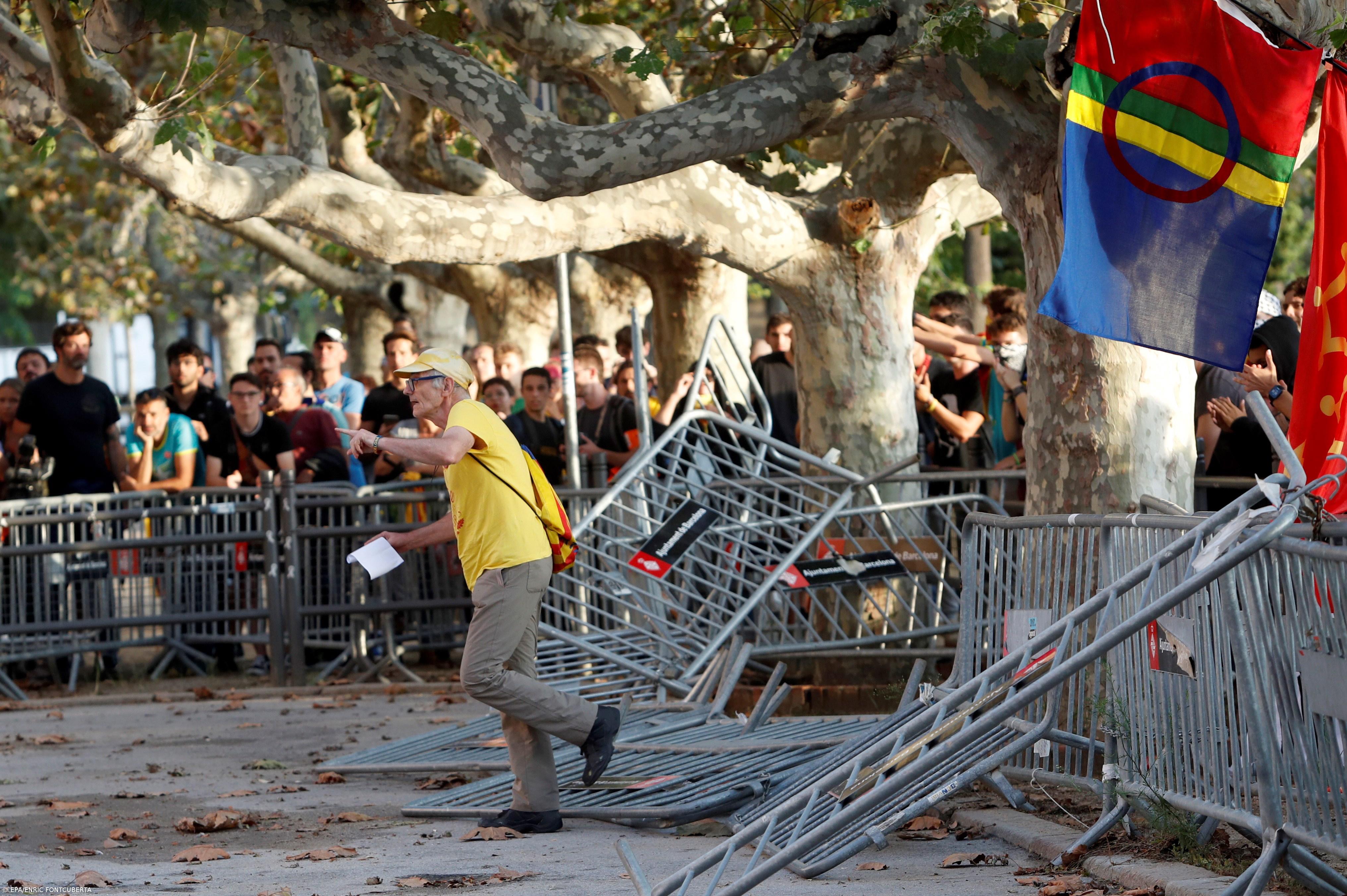 Centenas de milhares saem à rua em Barcelona pela independência da Catalunha – Imagem 2