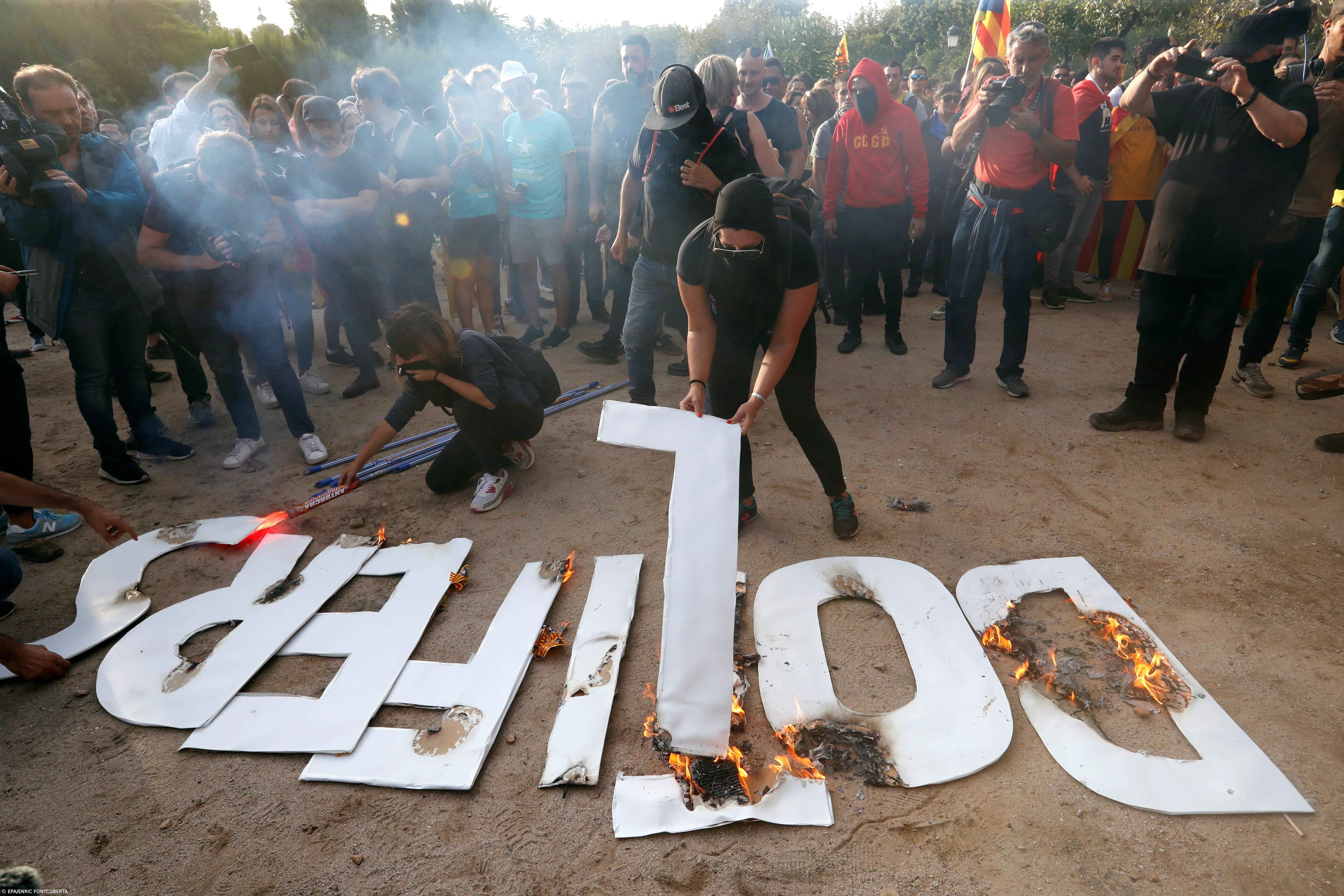 Centenas de milhares saem à rua em Barcelona pela independência da Catalunha – Imagem 3