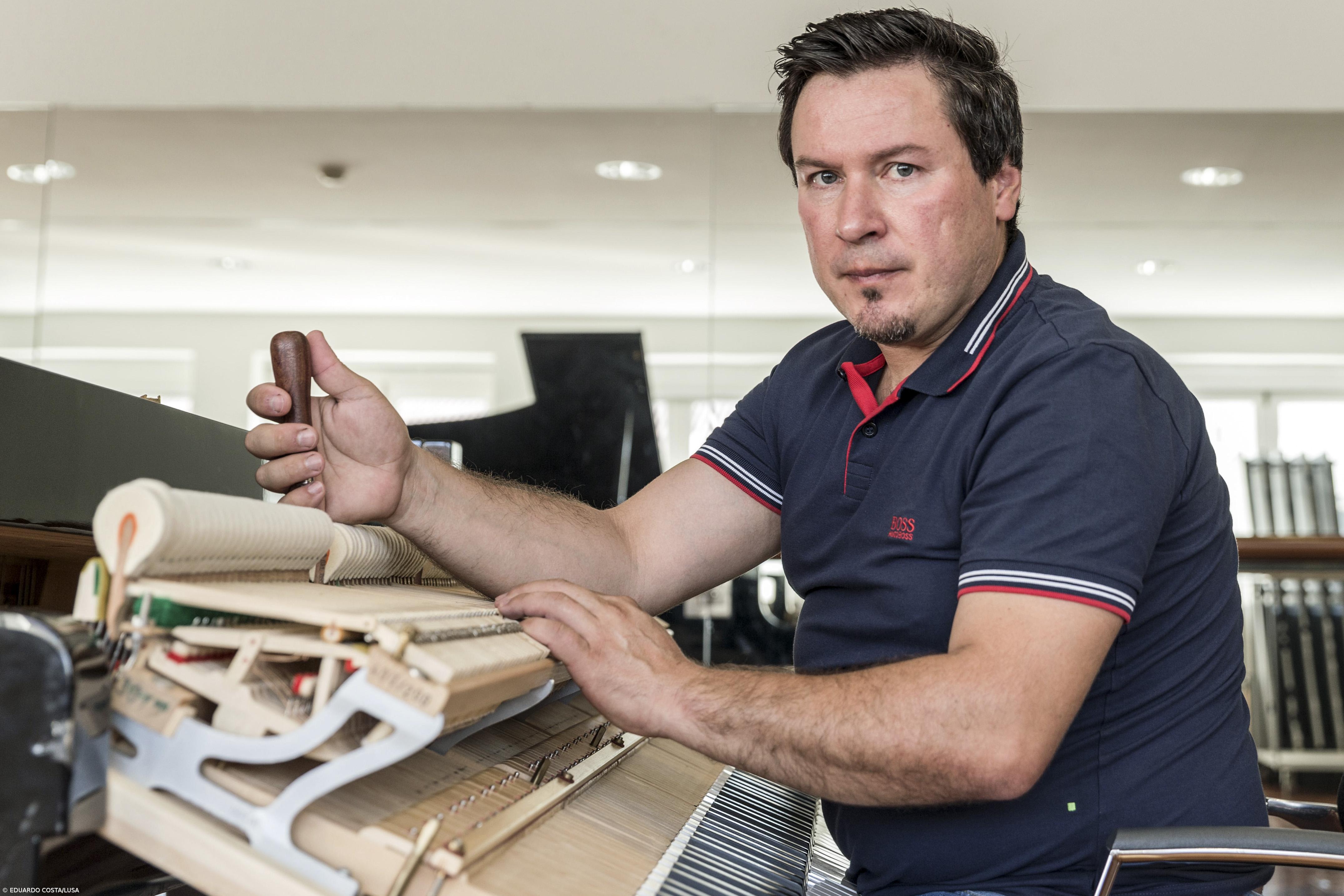 Único afinador de pianos dos Açores diz que ofício é minucioso e especializado – Imagem 1