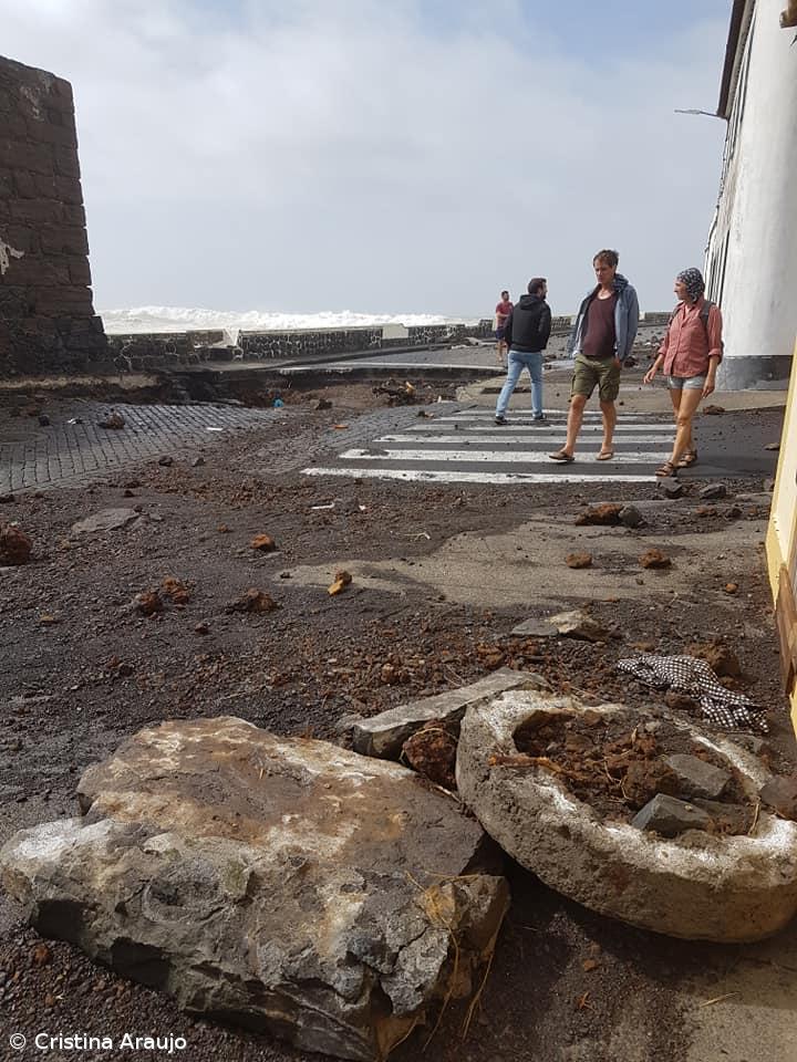 Mar arrastou desde lixo a portas e inundou casas no Faial – Imagem 1