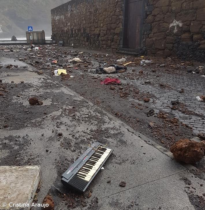 Mar arrastou desde lixo a portas e inundou casas no Faial – Imagem 2