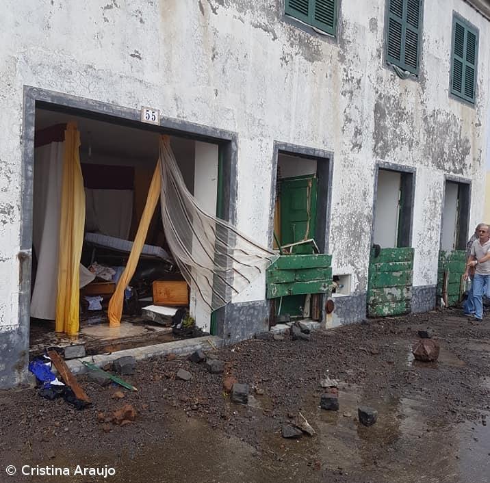 Mar arrastou desde lixo a portas e inundou casas no Faial – Imagem 3