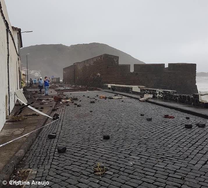 Mar arrastou desde lixo a portas e inundou casas no Faial – Imagem 5