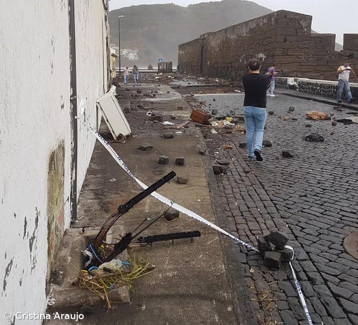 Mar arrastou desde lixo a portas e inundou casas no Faial – Imagem 4