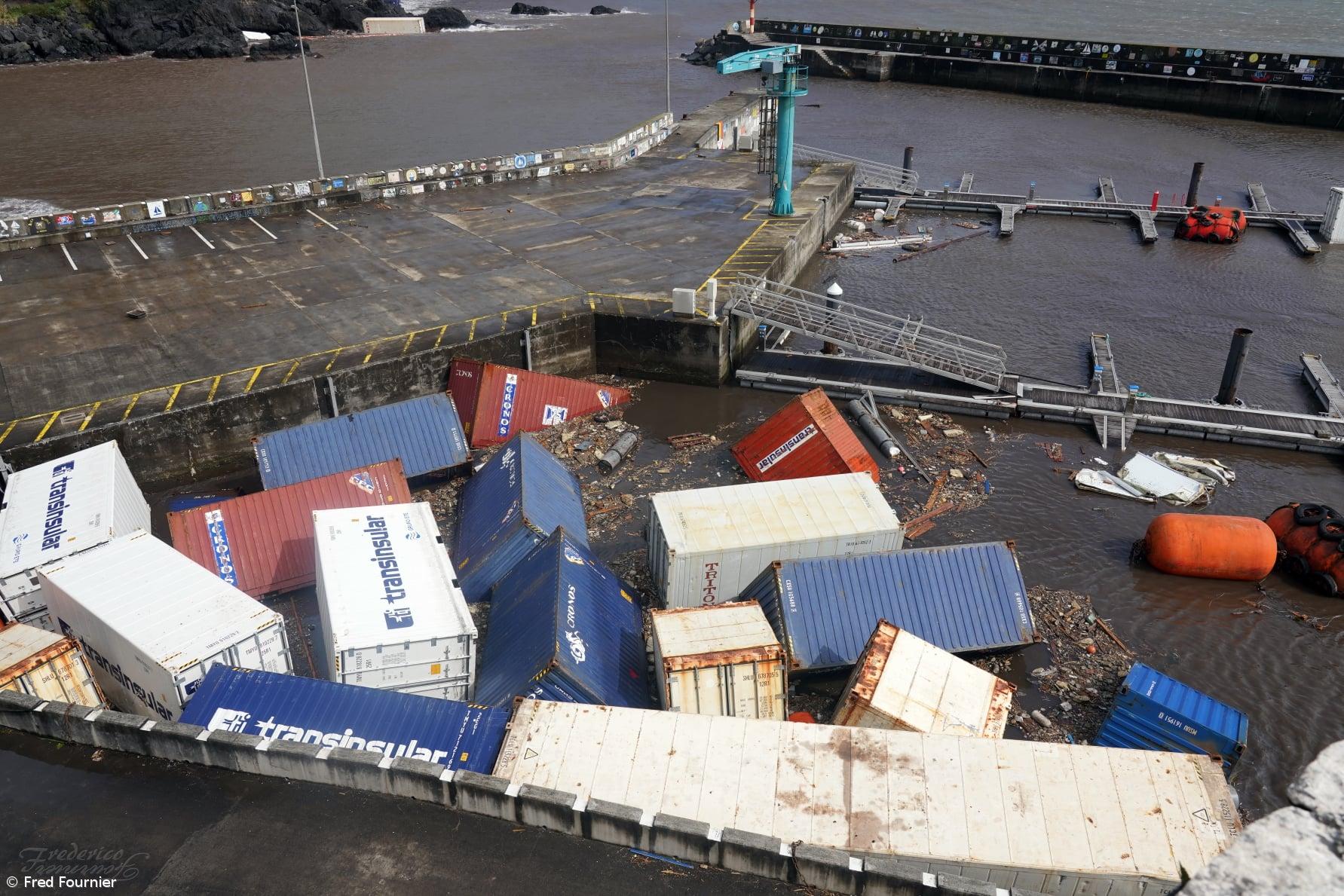 Fotogaleria danos no Porto das Lajes das Flores – Imagem 1