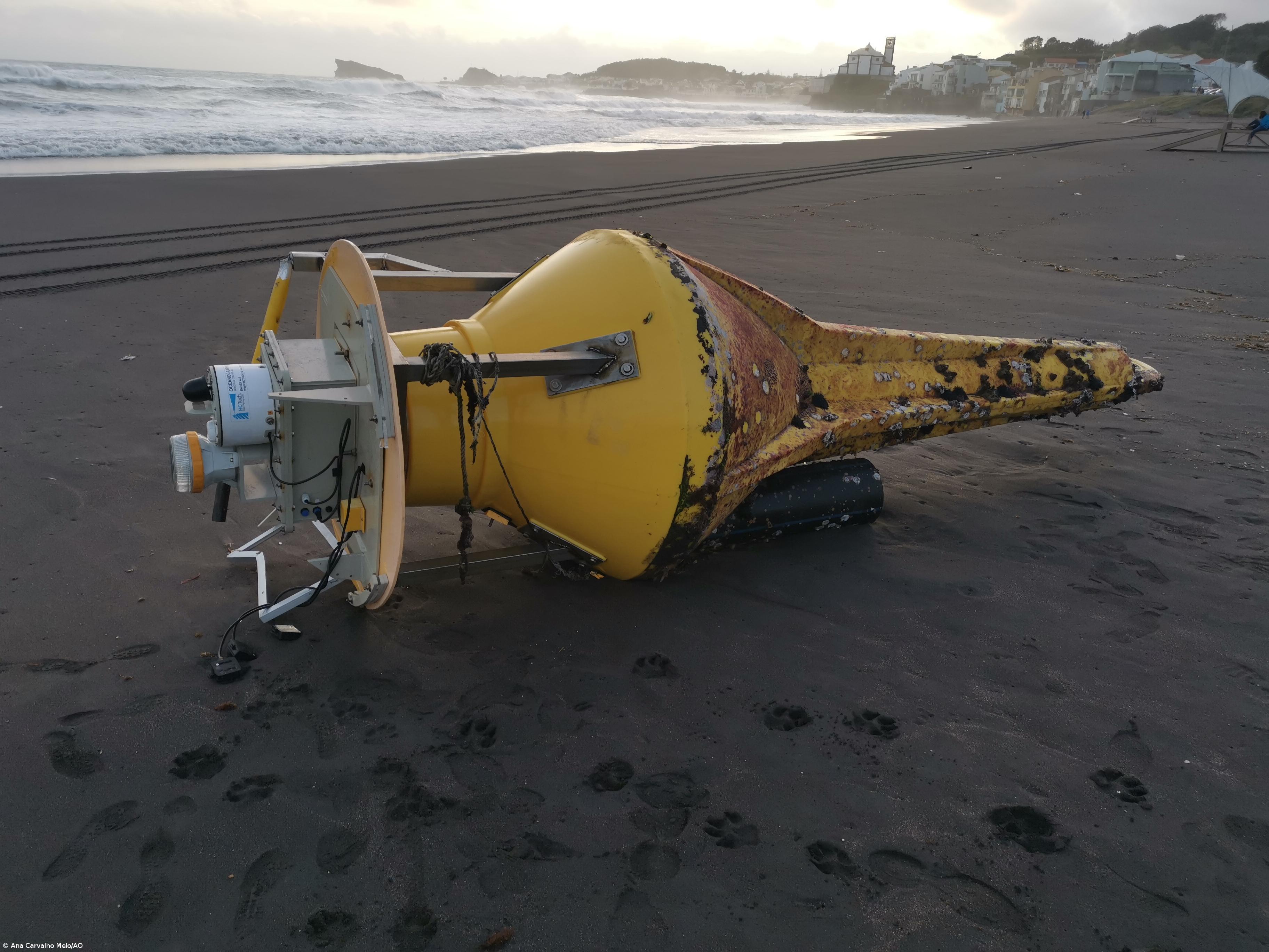 Boia oceanográfica dá à costa na praia das Milícias  – Imagem 1